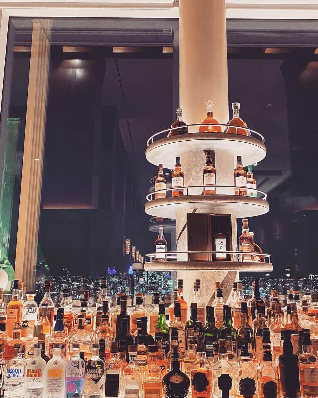 The Ritz-Carlton, Tokyoのインスタグラム：「45階のザ・バーでは、200種以上のウイスキーをご用意しております🥃 お気に入りの1本を見つけたら、都内随一の夜景と共に夜お楽しみください🌃﻿ ﻿ Whisky lovers are spoilt for choice at The Bar, a 45th floor haven at The Ritz-Carlton, Tokyo✨ Savor the very best of the whisky world while soaking up stunning views across nocturnal Tokyo🗼Kampai🥂 -via @avr_asa  #RitzCarltonTokyo #RCMemories」