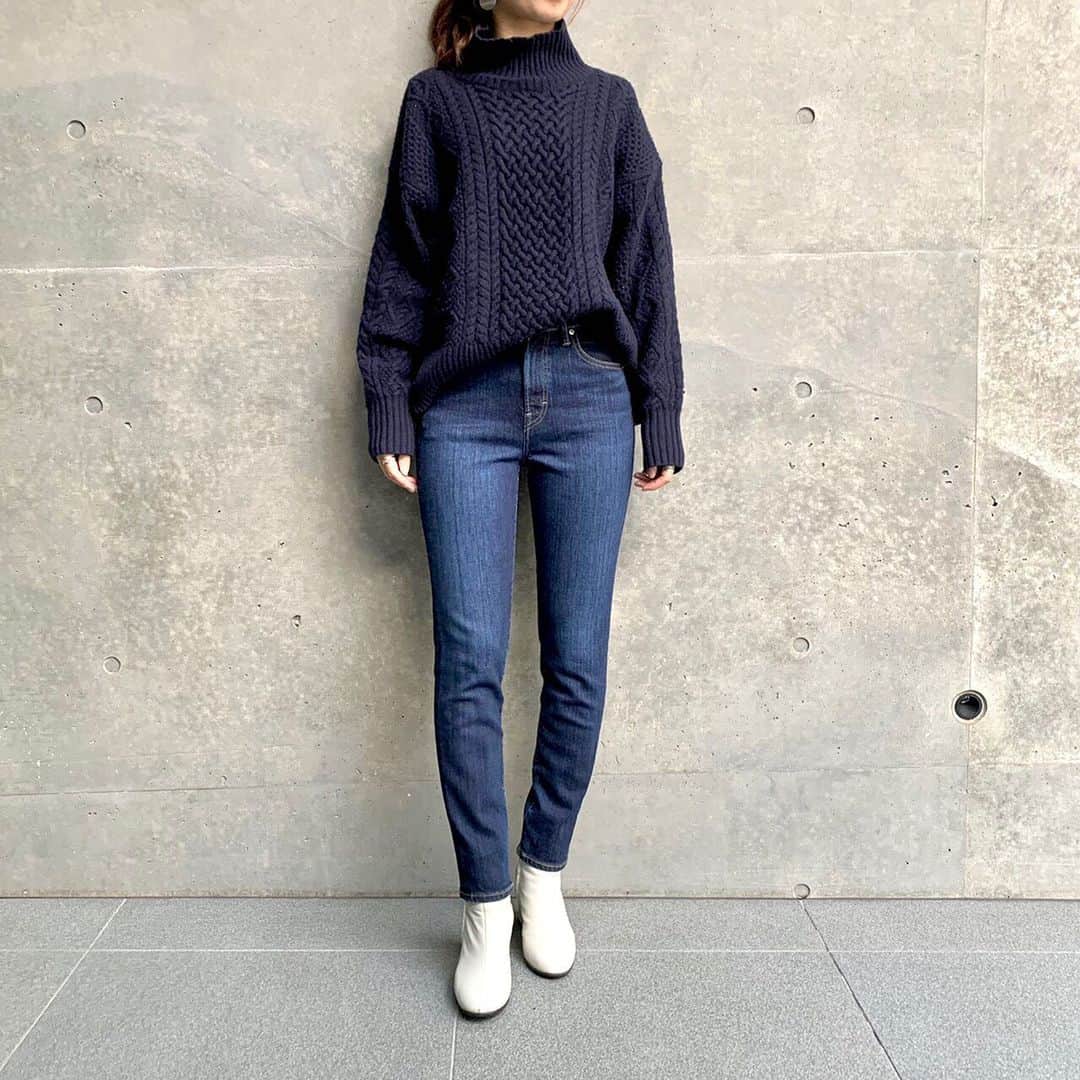 Moname Official Instagramのインスタグラム：「. 定番のスキニーのEmma(エマ)✨ 太ももなどのお肉を拾い過ぎないので、 美脚に見せてくれます😊 スキニーにありがちな “ベリトが当たって腰骨が痛い”という お悩みを解消してくれる優秀アイテム✨ . Emma -Skinny- No.41193001 Color. BLU ¥16,000 +tax . 163cm  #moname #モナーム#20aw#ストレート #denim #fashion #ootd #おしゃれ #おしゃれ女子 #パンツ #カジュアルコーデ #シンプルコーデ #着回しコーデ #今日のコーデ#パンツスタイル#着画 #ラフコーデ #きれいめコーデ #ストレート #冬コーデ #着回し #160cm  #大人女子#デニム#美脚#ストレッチデニム #大人カジュアル#秋冬」