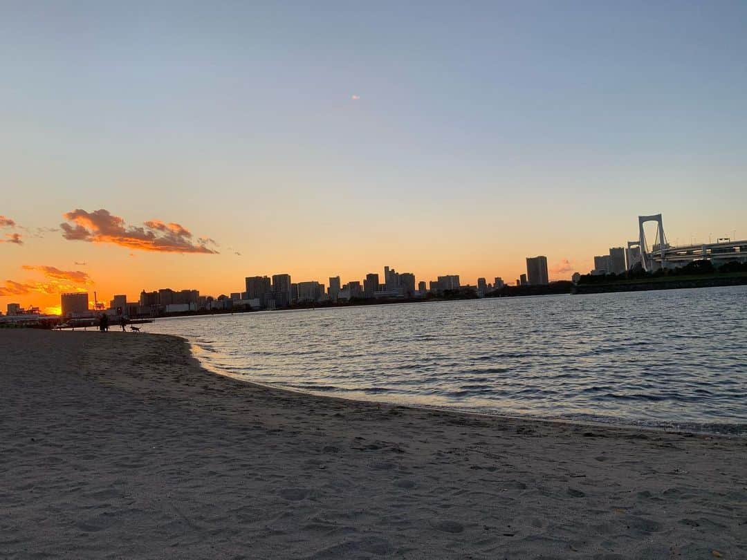 一三さんのインスタグラム写真 - (一三Instagram)「東京都心で−0.1℃観測した 今季初の「#冬日」の今日。  #東京湾岸 で，おそらく今年最後の#海水浴。  #夕焼け #sunset #beach #海 #砂浜 #レインボーブリッジ #rainbowbridge」12月17日 17時16分 - ichizou.co.jp