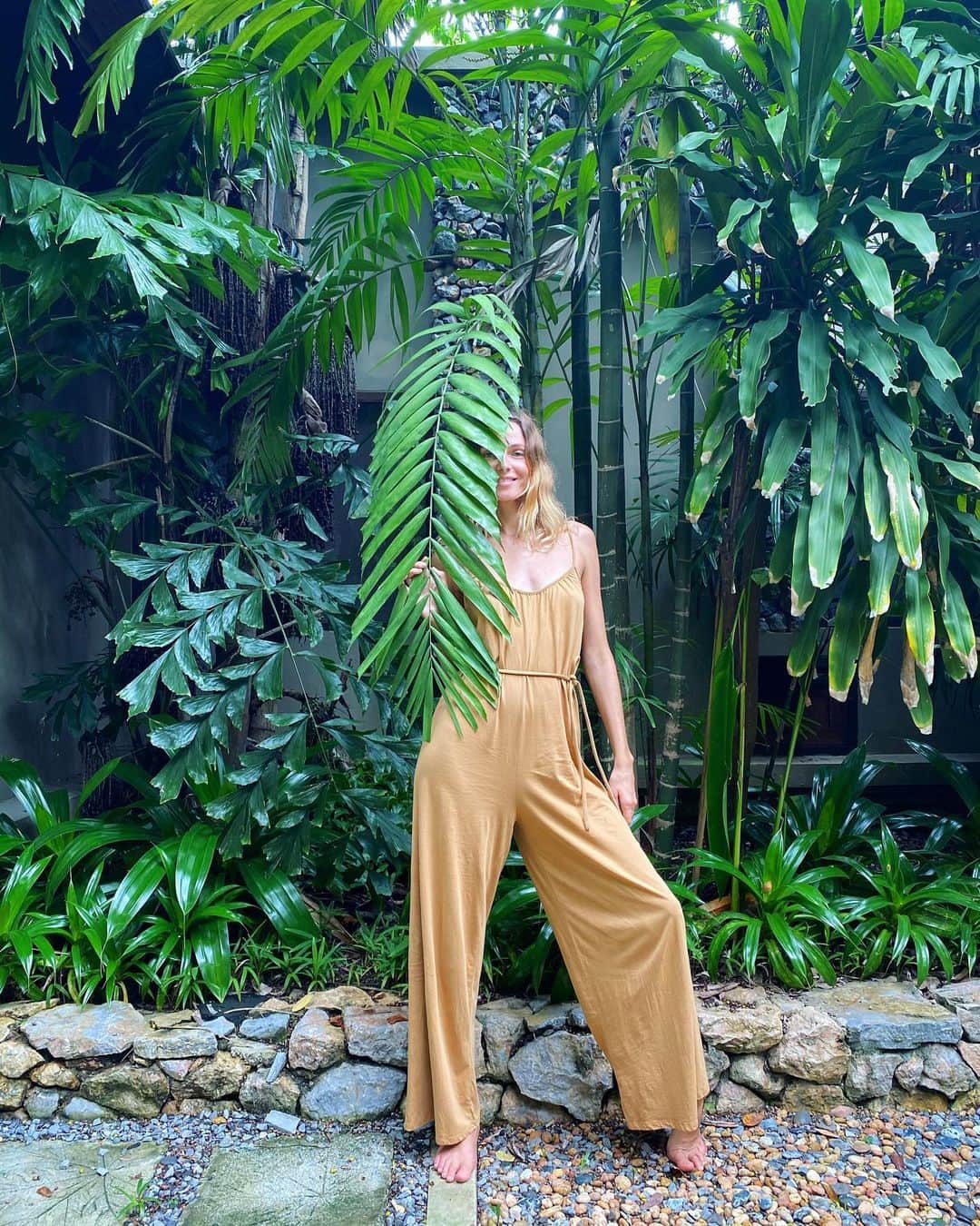 ヴァレンティナ・ゼリャヴァのインスタグラム：「Almost a year ago I came to Thailand with a hope of staying 1 maybe 2 month. I could never imagine the surprise that life holds for me 💝  It’s been the most challenging, beautiful, exciting year of my entire life 🔥  Every single day is filled with love, joy, sometimes with happy tears sometimes with sad tears, hard work, breaking self limitations, looking inward, releasing old habits and thought patterns, breakthroughs, discovering real friendship and making  meaningful connections. Being scared and still keep it going 🏄🏼‍♀️ Sometimes I felt like quitting, I felt lost,  sad and helpless but somehow I always pulled it together and came out even stronger 🌱  I could have never done it without friends I have encountered on this journey - Samui 2020 🦋  It’s truly an amazing experience that keeps unfolding everyday like a lotus with a thousand petals 💙🌊  Artur ❤️ Thank you❤️ @artursita ❤️」