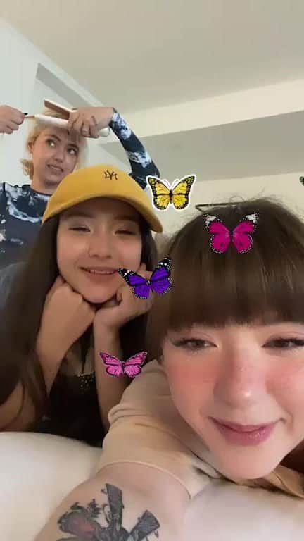 ヤンニーン・ワイゲルのインスタグラム：「idk LOL ไม่รู้เหมือนกัล555555555 @chaleedaxgilbert @danie_groves」