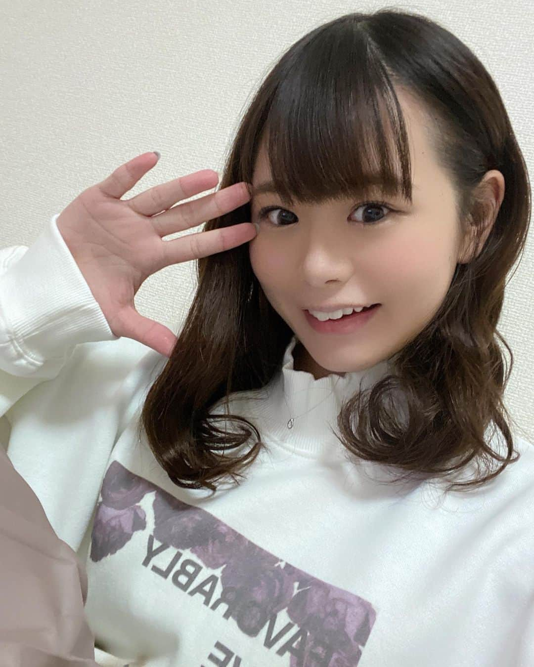 竹尾歩美のインスタグラム：「久しぶりの自撮りです。お仕事頑張ってきます🙌みなさんはもう終わったかな？今日も一日お疲れ様です☺️近況報告、髪が伸びました。髪が明るくなってきたので落ち着かせたいなぁ…。 . #生存確認#元気です#お気に入りの服#cocodeal」