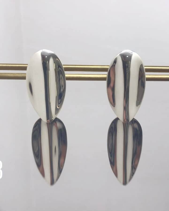 ホアキンベラオのインスタグラム：「Pendientes de plata de la colección TOKYO」