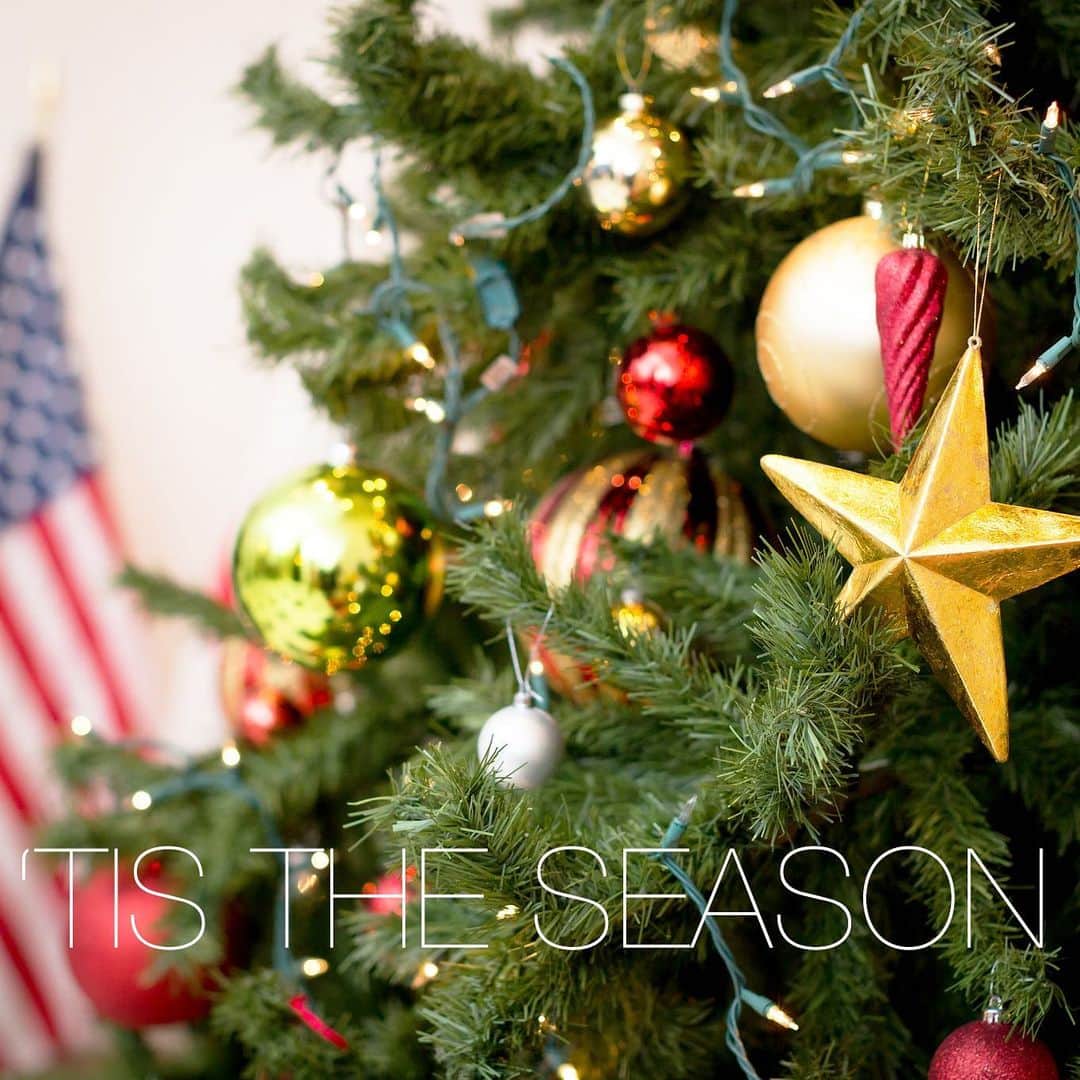 アメリカ大使館さんのインスタグラム写真 - (アメリカ大使館Instagram)「この書き方見たことあるっていう人もいるかな⁉️ “‘Tis the season”で、「クリスマスが来た！」とか「もうクリスマスだね！」という意味で使われます🎄🎅🎁 “Merry Christmas! ‘Tis the season!” 「メリークリスマス！クリスマスだね！」という感じ。 今年は使ってみよう🔔 . #usa #america #studyabroad #livinginamerica #idioms #phrases #christmastree #holidayseason #tistheseason #flag #starsandstripes #ornaments #アメリカ #アメリカ生活 #留学 #イディオム #フレーズ #季節到来 #ホリデーシーズン #星条旗 #クリスマスツリー #英会話 #英語の勉強 #星 #オーナメント #メリークリスマス」12月17日 17時13分 - usembassytokyo