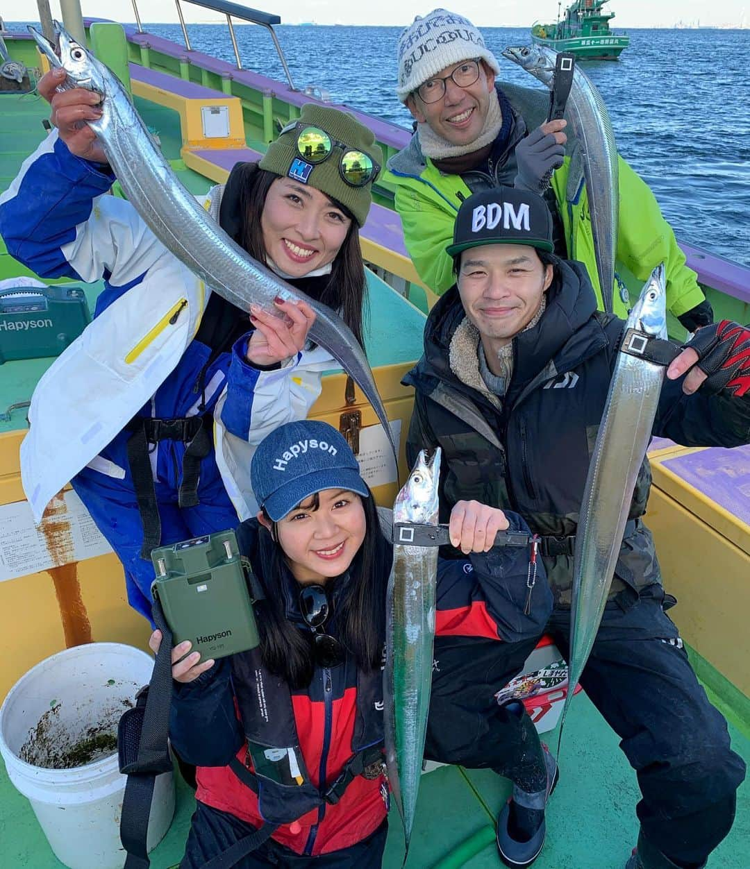 川目梢のインスタグラム：「本日、大晦日付けのサンスポ取材❤️ 横須賀市・安浦『こうゆう丸』でタチウオ釣りでやんした🎣 鈴原ありさ @angler_arico  松本ひでお デニス松下　@dennis_matsushita  私、川目 4人の合同企画✨  松松コンビは相も変わらず 裏切らない釣れっぷり、、、  この模様は 4人それぞれの観点から 記事を書いていくので それぞれの言い分を見てやってくださいな❗️  みなさん2020は サンスポ見て良い締めくくりを〜❤️  #こうゆう丸 #タチウオ #タチウオ釣り #釣り #釣りガール #釣り好きな人と繋がりたい #釣りスタグラム #釣り女子 #釣り好き #釣りバカ」