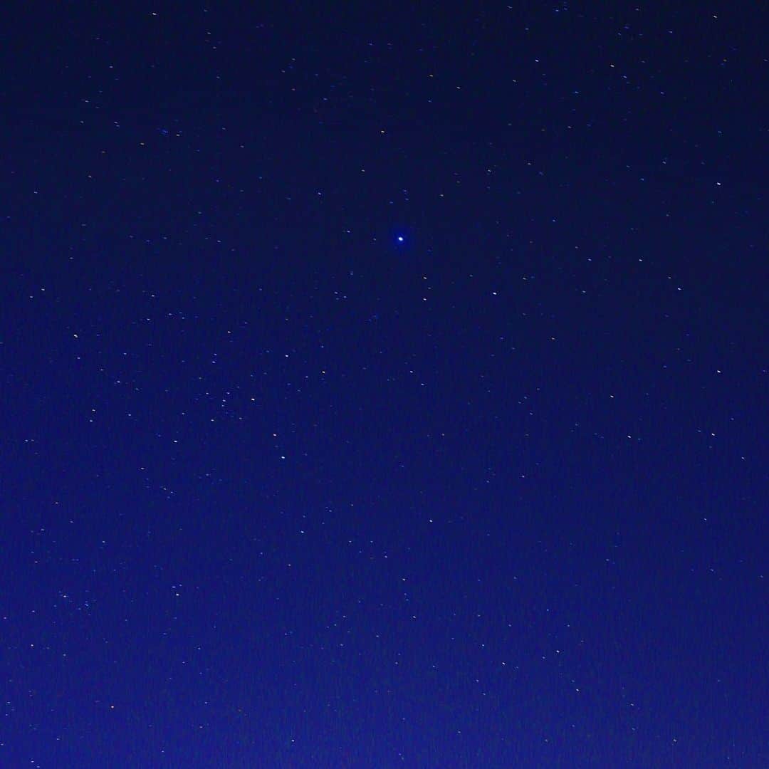 のインスタグラム：「🌌 こんな素敵な星空を大好きな人と見れたら きっとしあわせなんだろうなぁ、、。 この星たち本物なんだよ！すごくない？」