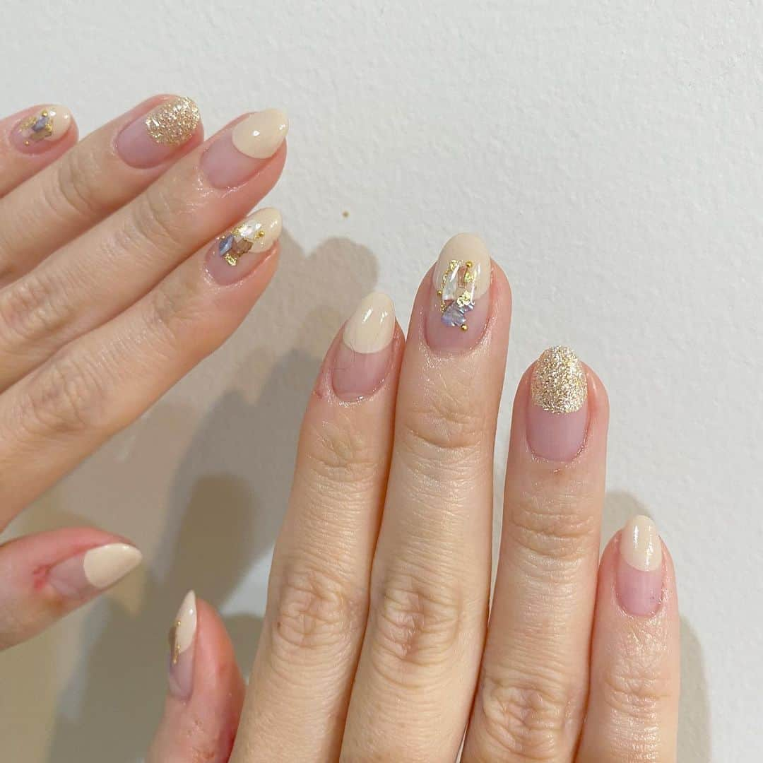 Kana Kobayashiさんのインスタグラム写真 - (Kana KobayashiInstagram)「#丸フレンチ #アイボリー #キラキラ #ネイル #nails #ネイルデザイン」12月17日 17時24分 - anela_kana