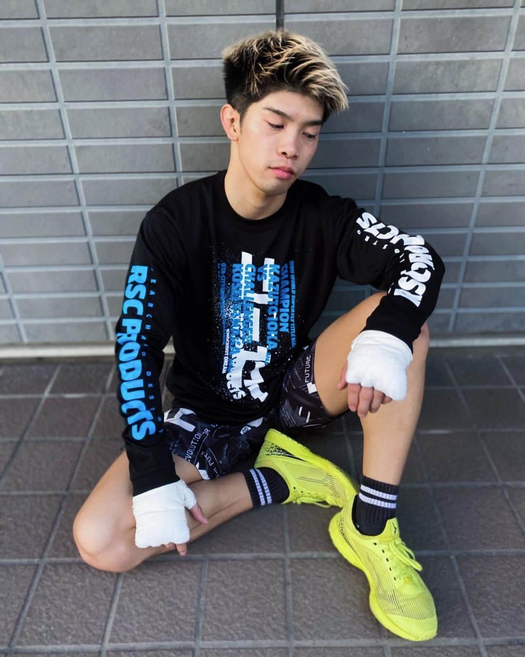 田中恒成のインスタグラム：「・ rscproducts × 田中恒成  世界戦メモリアルグッズ 2020.12.31  大きめサイズが好みなので 練習着はLサイズ パーカーはXL着てます。 @rscproducts   #rscproducts  #田中恒成 #KOseitanaka #strongstyle  #コーセー #大晦日」