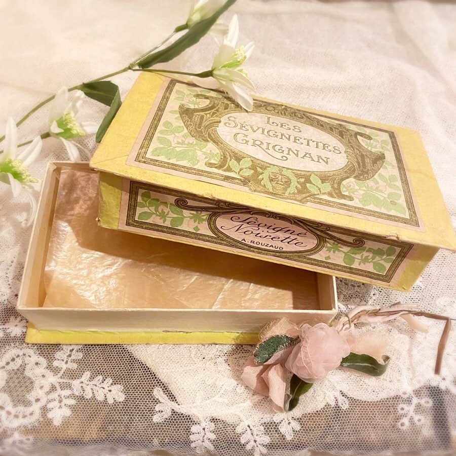 稚野鳥子さんのインスタグラム写真 - (稚野鳥子Instagram)「チョコレートが入っていたペーパーボックスです。 インテリアや小物入れとしていかがでしょうか？ イエローとグリーンの爽やかなカラーはお部屋が明るくなりますね。  #brocante #toricoloreshop #フランスアンティーク #アンティークショップ #恵比寿 #アンティークのある暮らし #フレンチカントリー#チョコレートボックス#紙箱」12月17日 17時18分 - toricolore_shop