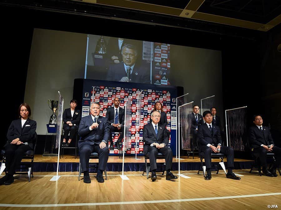 日本サッカー協会さんのインスタグラム写真 - (日本サッカー協会Instagram)「U-24日本代表となでしこジャパンはいよいよ東京オリンピックへ、SAMURAI BLUEは3月予選再開へ　～　2021年代表年間スケジュール発表  #SAMURAIBLUE #U24日本代表 #森保一 監督 「（大会が）1年延期になったことで1年分準備ができて、選手とチームの成長につながっている」「金メダル獲得という目標を達成したい」  #なでしこジャパン #高倉麻子 監督 「若手が多く、一日一日成長している。五輪に向けては期待しかない」  #フットサル日本代表 #ブルーノガルシア 監督 「(コロナ禍で活動制限のあった)この期間に身に着けたパワーをワールドカップ、その出場権を勝ち取るためのアジア選手権で確実に活かしたい」  #ビーチサッカー日本代表 #茂怜羅オズ 監督 「優勝で予選を突破して、ワールドカップでは前回以上の成績で、なでしこジャパンのように優勝して、ビーチサッカーをもっと盛り上げたい」  その他コメント、強化方針、スケジュールはJFA.jpをご覧ください✅  #daihyo #jfa #SAMURAIBLUE #なでしこジャパン #U24日本代表 #フットサル日本代表 #ビーチサッカー日本代表 #サッカーe日本代表 #新しい景色を2022」12月17日 17時19分 - japanfootballassociation
