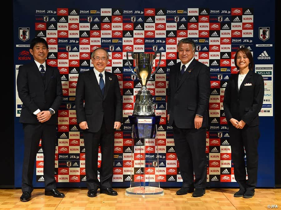 日本サッカー協会さんのインスタグラム写真 - (日本サッカー協会Instagram)「U-24日本代表となでしこジャパンはいよいよ東京オリンピックへ、SAMURAI BLUEは3月予選再開へ　～　2021年代表年間スケジュール発表  #SAMURAIBLUE #U24日本代表 #森保一 監督 「（大会が）1年延期になったことで1年分準備ができて、選手とチームの成長につながっている」「金メダル獲得という目標を達成したい」  #なでしこジャパン #高倉麻子 監督 「若手が多く、一日一日成長している。五輪に向けては期待しかない」  #フットサル日本代表 #ブルーノガルシア 監督 「(コロナ禍で活動制限のあった)この期間に身に着けたパワーをワールドカップ、その出場権を勝ち取るためのアジア選手権で確実に活かしたい」  #ビーチサッカー日本代表 #茂怜羅オズ 監督 「優勝で予選を突破して、ワールドカップでは前回以上の成績で、なでしこジャパンのように優勝して、ビーチサッカーをもっと盛り上げたい」  その他コメント、強化方針、スケジュールはJFA.jpをご覧ください✅  #daihyo #jfa #SAMURAIBLUE #なでしこジャパン #U24日本代表 #フットサル日本代表 #ビーチサッカー日本代表 #サッカーe日本代表 #新しい景色を2022」12月17日 17時19分 - japanfootballassociation