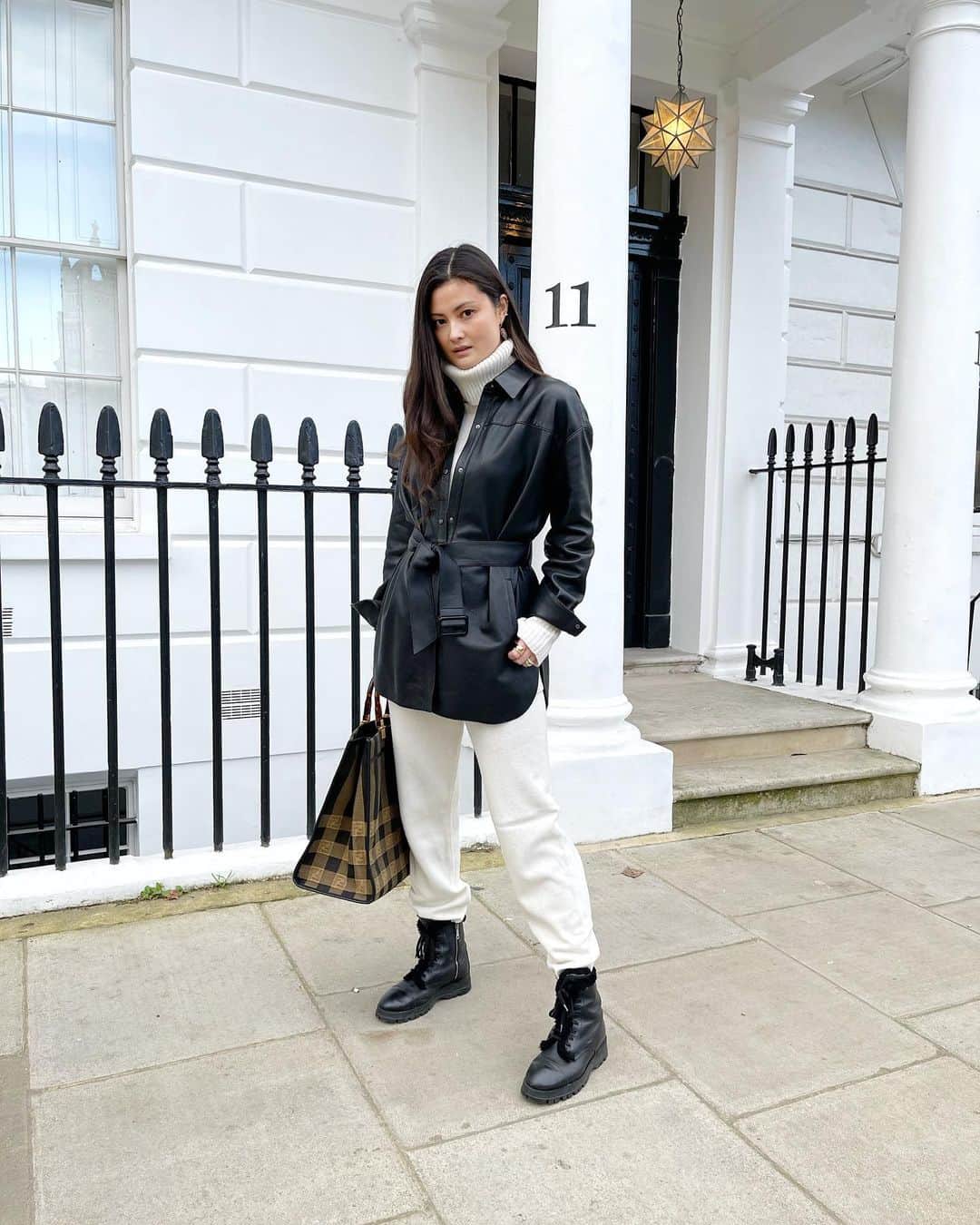 のインスタグラム：「Living in this kind of outfit these days. I feel comfortable and can get a lot of stuff done but I also still feel like I have a look and it’s not sloppy. #peonylimstyle  Bag gifted」