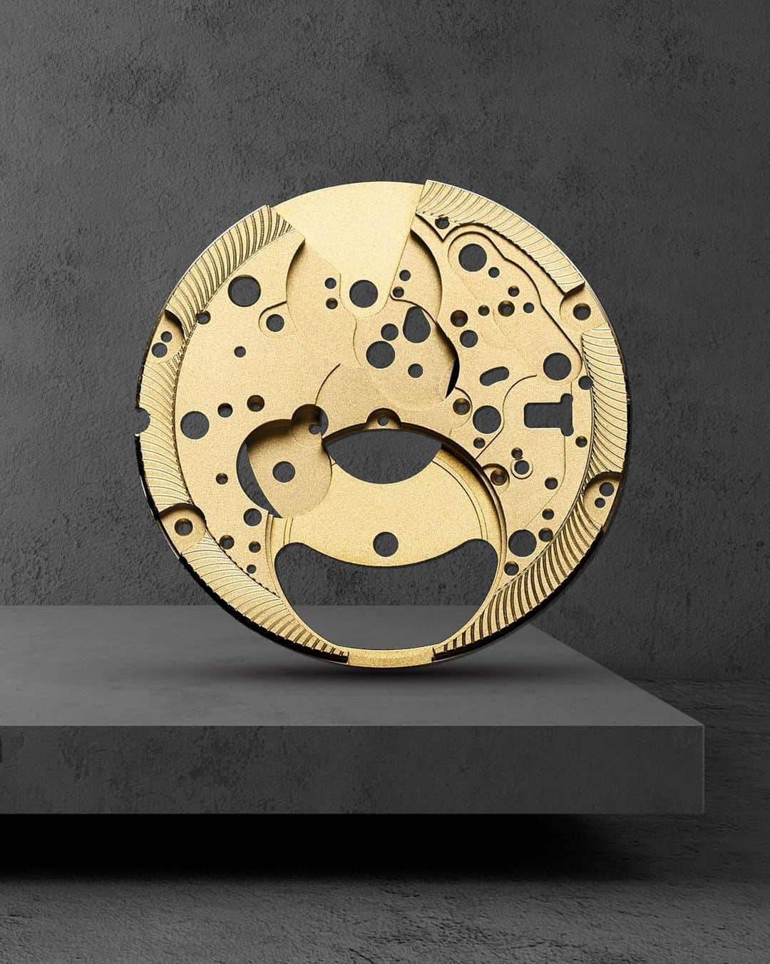 ボーンメルシーのインスタグラム：「Holding onto memories and components. -- Baumatic Mainplate -- #BaumeEtMercier #TimelessWatch #Baumatic #WatchOfTheDay #CliftonBaumatic #Watchmaking #SwissMade #Innovation #Design #Materials」