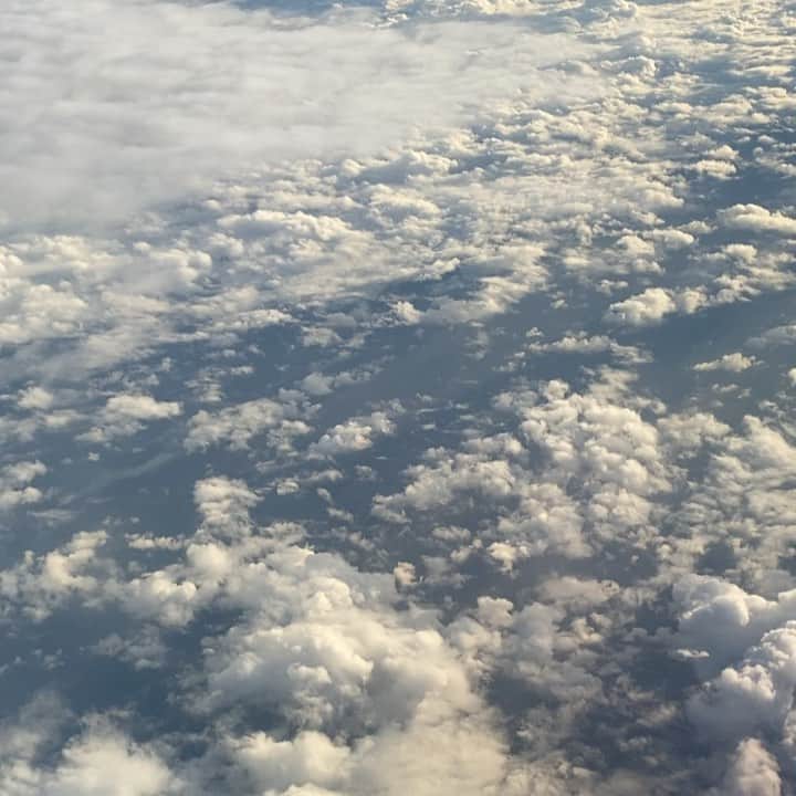 長谷川あやのインスタグラム：「☁️☁️☁️#trip#travel#happy#あや旅成長日記 ・ ・ ・ またいつか自由に旅できるように 今は『我慢』のときですね😌💭 ・ いつかの空をおすそわけ✈️」