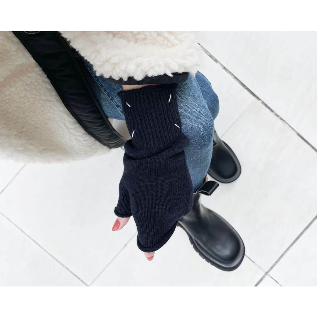 kumiのインスタグラム：「可愛い手元に思わず📸。 そしてお腹にカイロ、今年も始めました。  教えて頂いた映画を観るのが楽しみすぎて… 本当にありがとうございました♡  #maisonmargiela #hyke#bottegaveneta#yanuk」