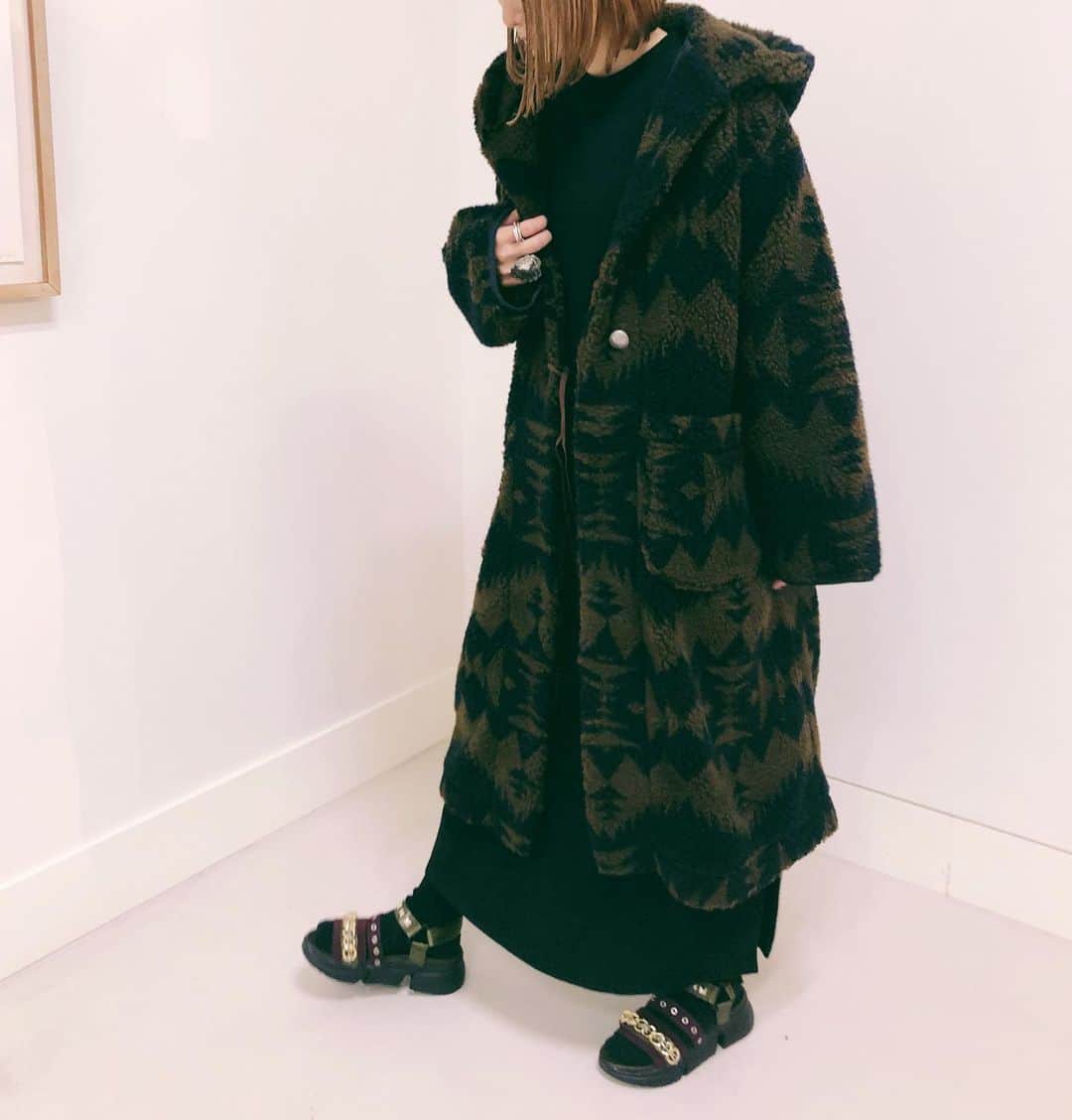 のインスタグラム：「* * 20AW COLLECTION PENDLETON × CAROLINA GLASER / 別注  * * #carolinaglaser #beams #カロリナグレイサー #ビームス #大人可愛い#pendleton #ペンドルトン #ロングコート#コンチョボタン#ワンピース#ワンピースコーデ #オーバーサイズ」
