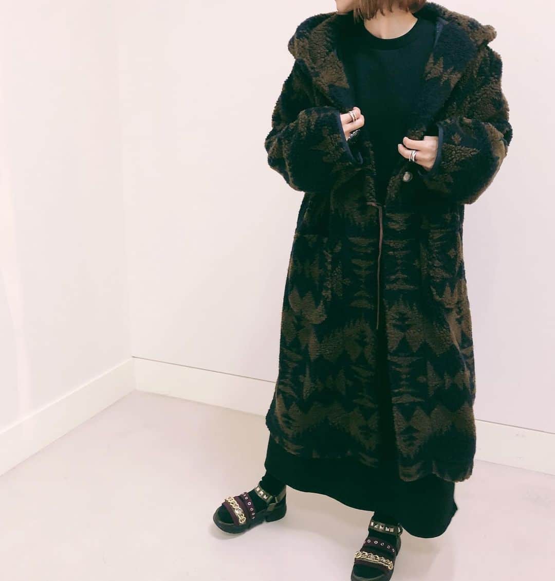 カロリナグレイサーバイシェリールさんのインスタグラム写真 - (カロリナグレイサーバイシェリールInstagram)「* * 20AW COLLECTION PENDLETON × CAROLINA GLASER / 別注  * * #carolinaglaser #beams #カロリナグレイサー #ビームス #大人可愛い#pendleton #ペンドルトン #ロングコート#コンチョボタン#ワンピース#ワンピースコーデ #オーバーサイズ」12月17日 17時26分 - carolina_glaser