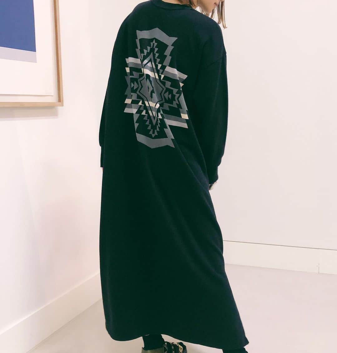 カロリナグレイサーバイシェリールさんのインスタグラム写真 - (カロリナグレイサーバイシェリールInstagram)「* * 20AW COLLECTION PENDLETON × CAROLINA GLASER / 別注  * * #carolinaglaser #beams #カロリナグレイサー #ビームス #大人可愛い#pendleton #ペンドルトン #ロングコート#コンチョボタン#ワンピース#ワンピースコーデ #オーバーサイズ」12月17日 17時26分 - carolina_glaser