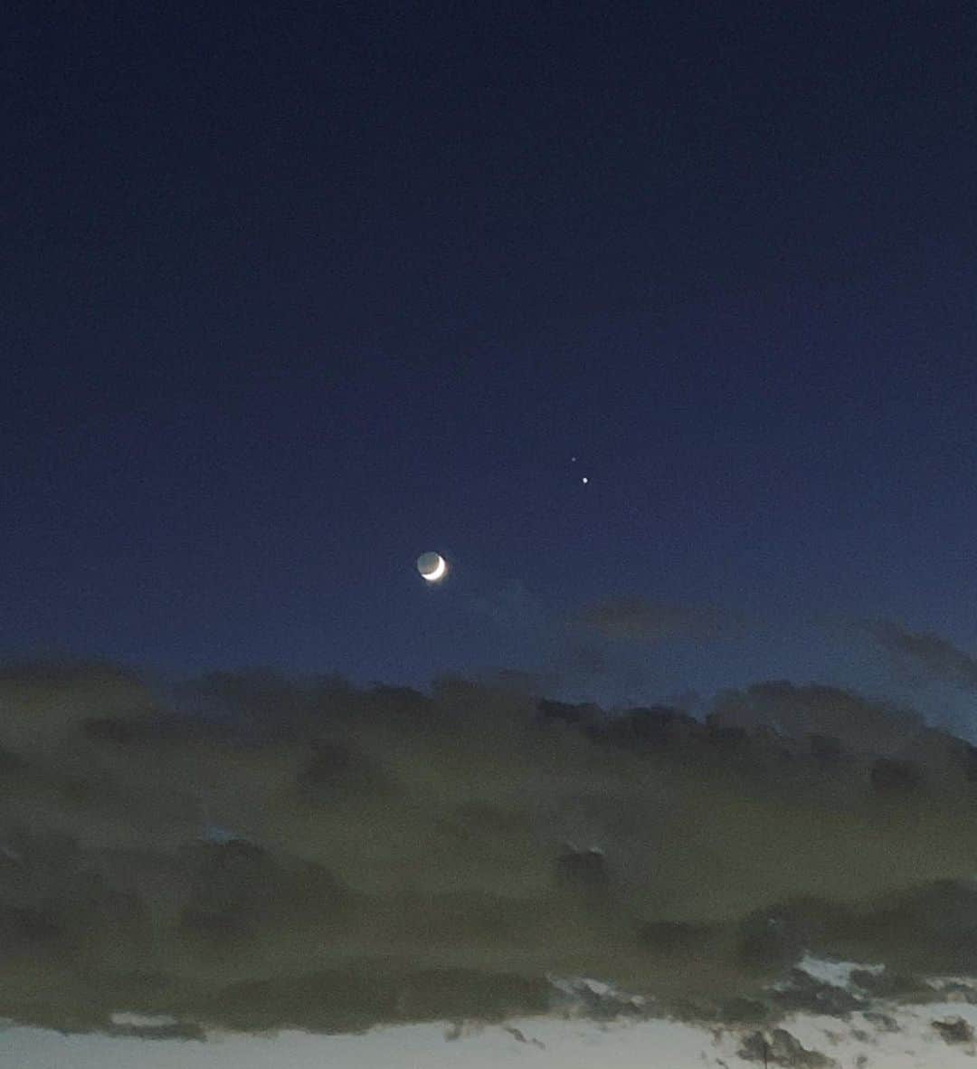 中江有里さんのインスタグラム写真 - (中江有里Instagram)「月のそばに木星。 木星の上には、かすかに土星が見えます。」12月17日 17時26分 - yurinbow1226