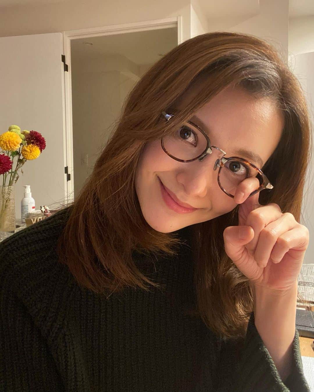 大出千尋のインスタグラム：「. 久しぶりに👓Day💫 @ayame_id の伊達メガネを撮影帰りに気分転換にかけて帰ってきました✨」