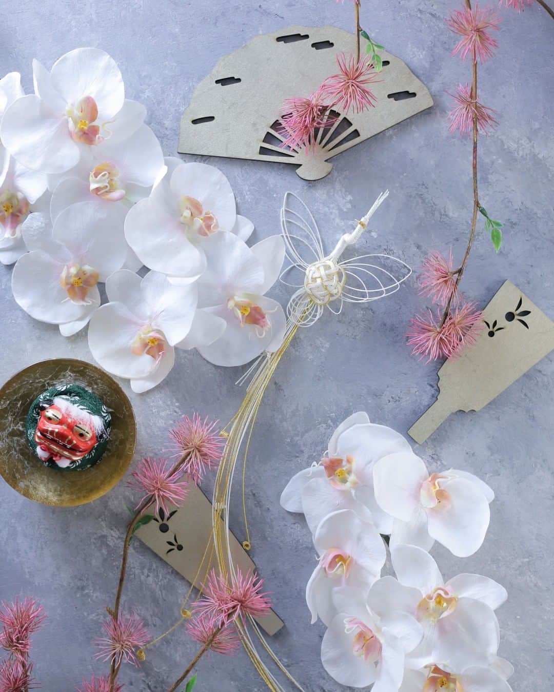 東京堂アーティフィシャルフラワーMAGIQのインスタグラム：「・ 【アーティフィシャルで季節を迎える】 ～Ｗinter Color Flower＊New Year (ウィンターカラーフラワー＊新春） ～ ・ FW43414　マリアファレノ FJ2685-3　陽春てまり枝 XJ316　金彩鶴 XJ17-18　扇プレート XJ16-18　羽子板プレート XJ5530　獅子舞お手玉　大  ・ 【ハッピーニューイヤー！🌄キャンペーン】開催中！ 期間:2020年12月8日(火)〜2021年1月3日(日) 入賞→ ６名 発表→ 1月7日(木) 、8日（金） ・ ●テーマ 【新春(お正月)🎍】の写真を投稿してください。 ・ 応募は簡単！ 以下参加方法にて、どなたでも参加OKです。 ◎参加方法 ① @magiq.jp をフォロー ② #magiq新春2021 をタグ付けて投稿して下さい！ ・ 皆さまのご参加をお待ちしております！！ ・ #MAGIQ #MAGIQのある暮らし #TOKYODO #東京堂 #アーティフィシャルフラワー #アーティフィシャル #アートフラワー #造花  #フェイクフラワー  #フェイクグリーン #花 #花のある暮らし #花のある生活 #花好きな人と繋がりたい #花を飾る #インテリア #インテリアフラワー  #フラワーデザイン #フラワーアレンジメント #フラワーアレンジ #アレンジメント #artificial #artificialflower #flowerofinstagram #flowersoninstagram #花藝 #꽃스타그램 #조화 #新春」