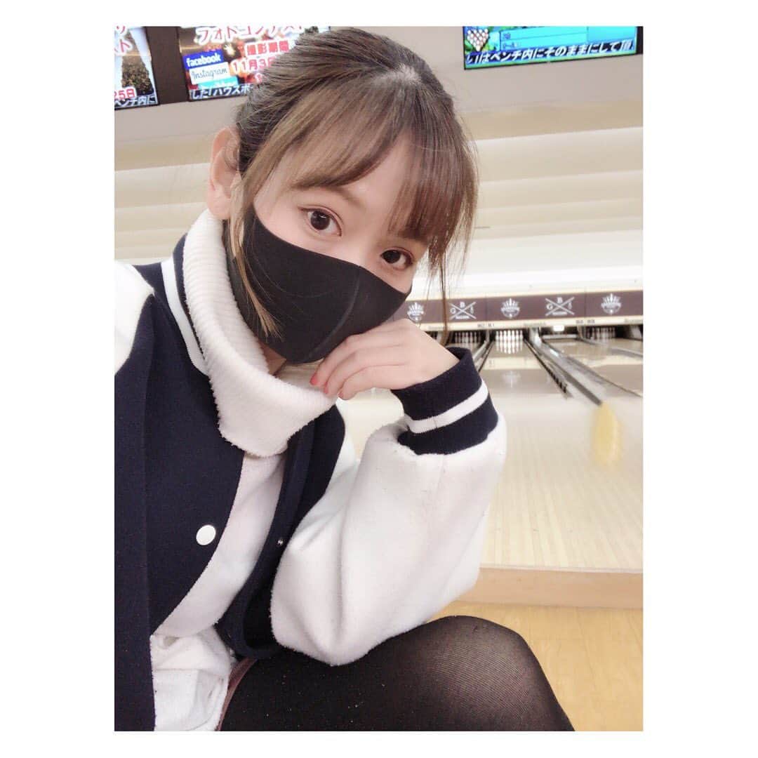 小河結香のインスタグラム：「地元の稲ボー🎳 何年振りかわからんくらい久々✋ 大学生まで稲ボー意外のボーリング場を 知らなかった私はこのレーン数世界一で ギネスにも認定されてるのを普通だと思ってた😅 別格のオーラの集団いると思ったら プロの団体だった👀 昔よく5ゲームも投げれましたねって疑うくらい 1ゲームで腕痛くて死んだ⚡️ 天使は初ボーリングにも関わらず 余裕で1ゲーム投げてた💪笑 そんな天使のクリスマスの願いが サンタさんに届きますように🤶 #稲沢グランドボウル #ボーリング #1ゲームで腕死んだ #久々のボーリング #地元は落ち着く #天使とデート #天使とボーリング #初ボーリング #ボーリングデビュー #稲ボー」