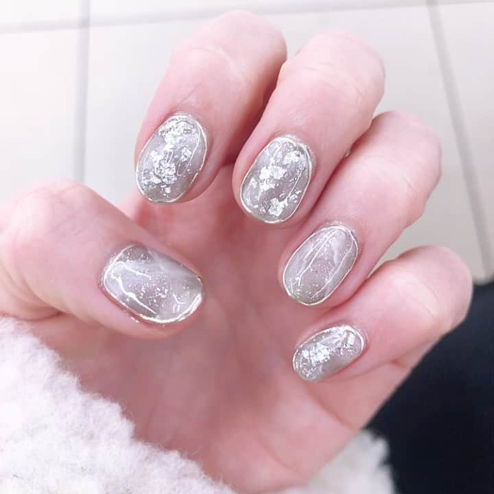 村田莉のインスタグラム：「NEW NAIL🤍🤍🤍可愛すぎるーーー🥺‼︎🤍 自爪が短いので派手だけどギャルではなく大人な派手ネイルにしてほしいという私のスーパーワガママリクエストに200%で答えてくれた @nails.by.hitomi ✨👏🏻 まっちゃんの作るニュアンスネイルは神👼🏻👏🏻👏🏻👏🏻💘 . #nail #nails #ネイル #ニュアンスネイル #ショートネイル #ジェルネイル #네일아트 #네일스타그램  @nails.by.hitomi  @grailey_nail.eyelash_」