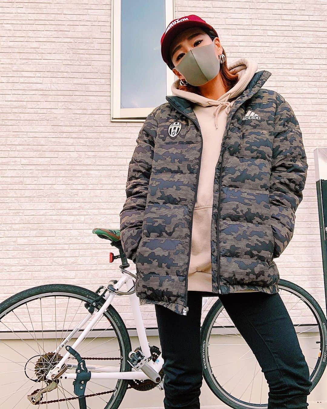 koichan familyのインスタグラム：「さっむ。 一気にきましたね。 ・ ・ みなさんも体調管理気をつけて ください。 ・ ・ ・ #northface#adidas#uniqlou#ダウンジャケット#ノースフェイス#ユニクロ#ジーユー#カモフラ#ママコーデ#ダウンコーデ#ootd#fashion#code」