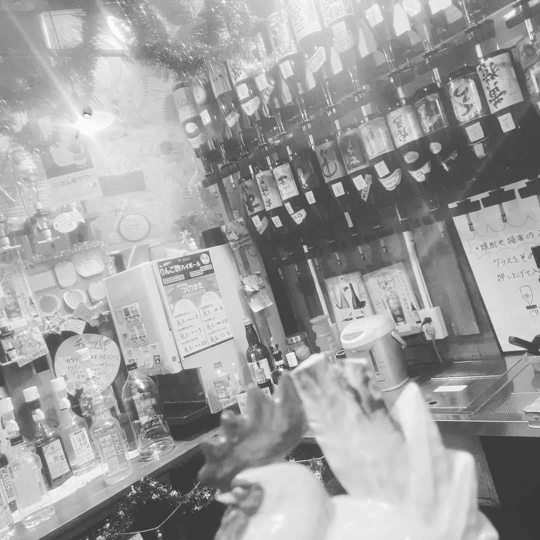 鶏魚 谷町のインスタグラム：「本日もお仕事お疲れ様です！ 谷町4丁目駅すぐ！ がぶ飲み酒場“鶏魚”です🐓  飲み放題の宣伝はこちらで最後！ こんな感じに焼酎/カクテル、 ぶら下がっております！ 好きなだけ飲みに来てください🍻  「セルフ飲み放題」¥1,180  #鶏魚#谷4#谷町4丁目#谷町#貝#海鮮居酒屋#牡蠣#飲み放題#セルフ飲み放題#利き酒#利き日本酒#焼鳥#焼き鳥」