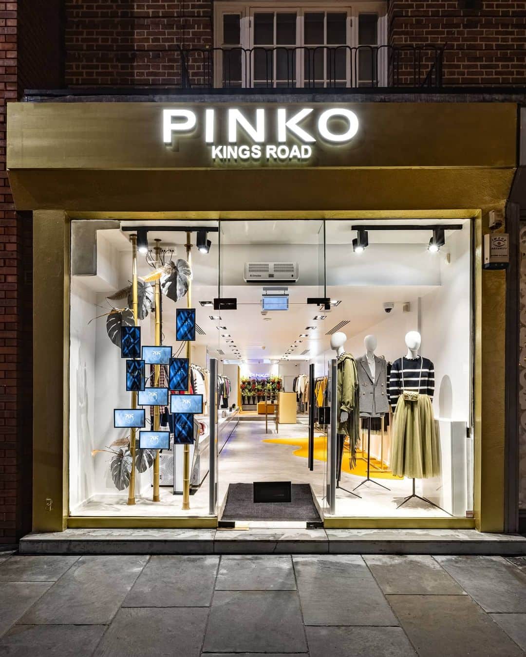 PINKOさんのインスタグラム写真 - (PINKOInstagram)「We went local, for you. Celebrating our new opening at King’s Road, London: a low impact, re-purposed space which remains faithful to its original shape to be environmentally friendly. The collection is carefully selected to meet the local style needs, and the location is absolutely British. Come by and say hi, our doors are open! #PINKO」12月17日 17時39分 - pinkoofficial