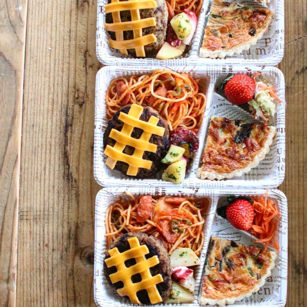 Atsukoのインスタグラム：「Today's lunch 2020.12.17 ･ ･ ナポリタン チーズハンバーグ ほうれん草とキノコとベーコンのキッシュ タコとジャガイモのアヒージョ コールスロー＆キャロットラペ あまおう ･ ･ 娘とお友達の分で3つ。1枚目と3枚目。 4枚目は私のお弁当。 私のは余ってたシチューつき。 キッシュを4等分して自分の分もあるなーと思っていたら娘に食べられたので笑 キッシュの中身をマフィンカップで焼いたもののカップを剥がし、中身だけを私のお弁当には入れています。 パイシートって美味しいんだけど食べた後後悔することもあるので、まぁこれはこれでよかったかも😋 ･ ･ 2枚目は #PR @fujimi_official  FUJIMIさんのフェイシャルマスク。 今回が3回目となりました。 3回続けてわかったことは、ずっとつけていて外せないマスクをしていても、肌荒れがへったこと。 パーソナライズされたマスクを使い続けることで、肌の調子も良くなってきたんだなーと実感。 サプリと併用してるので、最強です！ マスクは2層になっていて、使う前に合わせてから使います。 香りも3種類から選べるので、お好きな香りでリラックスできますよー。 気になる方はストーリーをみてね！」
