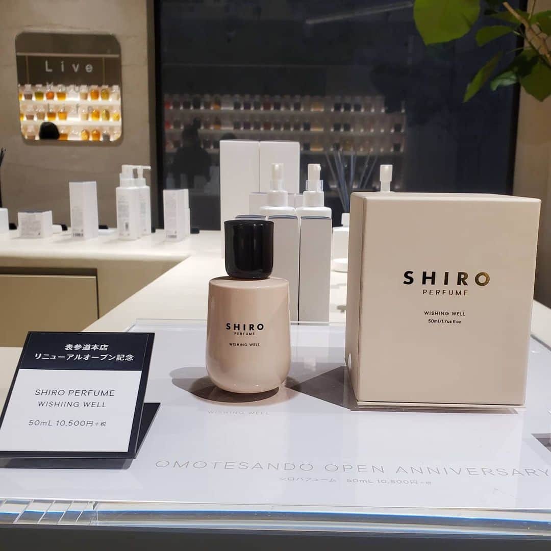 橘美波さんのインスタグラム写真 - (橘美波Instagram)「2021年12月18日　『SHIRO表参道本店リニューアルオープン』  明日、SHIRO の表参道本店がリニューアルオープン‼  SHIROがこれまで出会った約70種類もの素材が展示されており、化粧品になるまでの過程を見ることができます🙆  食べてもおいしい、触っても良い、そんなこだわりの素材たちは圧巻‼‼  また、人気の「SHIRO PERFUME」限定の香りや一部店舗限定の『SHIRO LIFE（食品）』『SHIRO HOME（ホームケア）』の取扱も。  自分用はもちろんのこと、ギフトを選ぶ際にもおすすめの店舗です。  #SHIRO #SHIRO表参道本店#SHIROミュージアム#スキンケア#シロ#自然派コスメ#表参道#化粧品#makeup#cosmetics#beauty」12月17日 17時43分 - minamitachibana