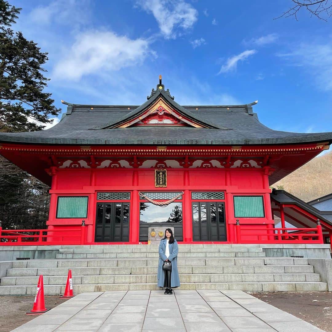 美甘子さんのインスタグラム写真 - (美甘子Instagram)「こちらは、富士見町の赤城神社。 大沼のほとりにあり、朱色があざやかです。ここはご朱印帳と姫守りが有名で、御守りを購入しました。 #赤城神社」12月17日 17時43分 - rekish_mikako