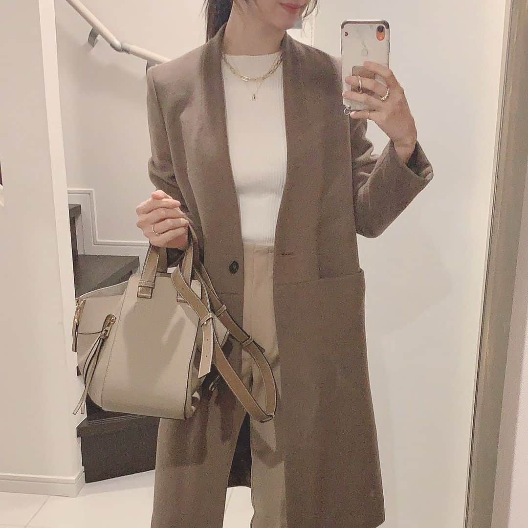 乙黒えりのインスタグラム：「ベージュ  ワントーンコーデは 朝色々考えなくていいので楽ですね  Zaraのハイウエストパンツは本当にいい！   #coat @cast_colon  #tops @stunninglure  #pants @zara  #bag @loewe  #necklace @mienne.jp_official   先日、川上ももこさんのインスタで見た「#レティシアクリニック　」へ  ヴェルベットスキン初体験！ 毛穴&ニキビ痕対策です。  小さな穴をドリルのようなもので(言い方怖いけどw) ドドドドドドって工事現場のように(さらに怖い言い方www) 細かい穴を開けていきます。  「私は鼻の毛穴と顎のニキビ痕が気になるので深めにお願いします！！」  ってお伝えし、気になる部分2ミリほど深くやってもらいました。  表面麻酔してるのでダーマペンは痛くないです。  麹酸は染み込んでいく感じが麻酔してても、ヒリヒリあつーい！灼熱感！ 巷で大人気の#ヴェルベットスキン ヴェルベットスキン 効果やいかに？！  #ママコーデ#ママファッション#ブラウンコーデ#ベージュコーデ#ワントーンコーデ」