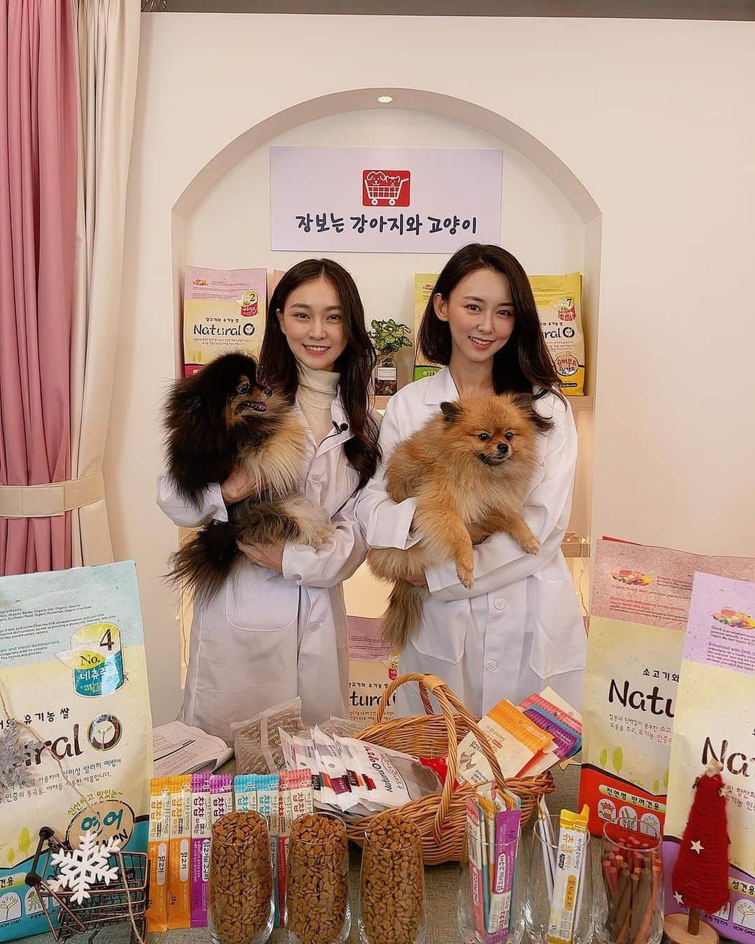 ホ・ヨンジュ のインスタグラム：「잠시 후 6시! #인터펫코리아#네추럴오 방송 시작합니다❤️ 유기농사료에요! 오늘의 게스트는 @ssolmangssolmang 쏠망쏠망😍 너무 귀여워요 ㅠㅠㅠㅠㅠㅠㅠ냥주견주님들 이따 만나요 링크는 스토리에!」