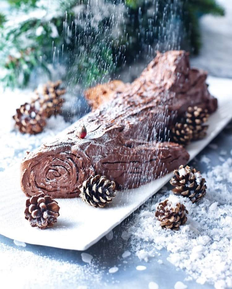 ナイジェラ・ローソンさんのインスタグラム写真 - (ナイジェラ・ローソンInstagram)「My Yule Log is #RecipeOfTheDay. To make sure it’s meltingly tender, it’s a flourless cake, which means it’s also suitable for coeliacs, who often cannot celebrate as deliciously as they’d like.  .  And to get the recipe, either go to nigella.com or click on link in bio. What I mean by this, is that you tap on my name, which will take you to a page that has a link on it that says www.nigella.com/instagram. When you click on this link, it will take you to a page of photographs: click on the photograph you want the recipe of, and you will be taken to it! . Photograph by Lis Parsons  #glutenfree #glutenfreechristmas #buchedenoel」12月17日 18時00分 - nigellalawson