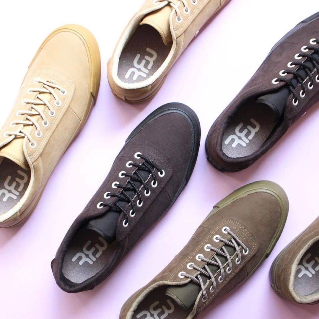 のインスタグラム：「【RFW 2020AW】  KOPPE 2 LO MOLE Black/beige/Khaki  2020年秋冬新作コレクションから、アッパーにモールスキンを使用した新型《KOPPE 2》が発売中。  アッパーの過度なデザインをそぎ落とし、シンプルかつミニマルで洗練されたフォルムが印象的なKOPPE2。 アッパーには肉厚でヘビーなモールスキンを使用しており、柔らかな起毛感と風合いが印象的です。 3色ともにアッパーのカラーに近いソールで、全体の統一感を出しました。 履き口周りにはパディングが付いているので、足首のフィット感がより向上します。 インソールにはコーヒー粕を繊維に練り込んだ生地(S.Cafe)を使用。 消臭、速乾、紫外線防止、クールタッチ機能がございます。  www.rfwtokyo.com  #rfw #rfwtokyo #rhythmfootwear #sneaker #sneakers #kicks #instashoes #instakicks #sneakerhead #sneakerheads #nicekicks #sneakerfreak #kickstagram #2020aw #autumn #winter #renewal #tokyo #rpm #rhythmprimarymarket #koppe #moleskin #モールスキン」