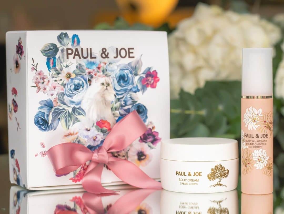 PAUL & JOE BEAUTEさんのインスタグラム写真 - (PAUL & JOE BEAUTEInstagram)「・ 🎄8 days until Christmas🎄 Christmas is coming!  This year has been tough. More than ever, we need to invest in a little self care wherever we can get it.  Body Cream is an oil-based cream that melts at body temperature to give the most luxurious, rich feel as it soaks into the skin for comfortable wear. Pair it with our hydrating Body & Hair Mist for an extra dose of refreshing moisture and a touch of aromatherapy.   ■Body Cream ■Body & Hair Mist ■Wrapping Box M  Available now!  🎄8days until Christmas🎄 クリスマスギフトは決まった？  変化の多かったこの一年。 年末にゆったりとボディケアをしてもらいたいから。 心地よいボディケアアイテムを贈りましょう。  濃厚なクリームが肌の上でとろけて うるおいとハリを与えてくれるボディクリームと うるおいと香りをボディやヘアに纏わせる ミストをセットして。 ■ボディ クリーム 　140g ￥3,850(税込) ■ボディ ＆ ヘア ミスト 　60ml ¥1,650(税込) ■ラッピング ボックス M   440円（税込） 〈店頭とオンラインショップで発売中〉 #PaulandJoe #paulandjoebeaute #ポールアンドジョー #holiday #holidaygift #new #limited #holidaymakeup #holidaycollection #christmas #christmasgift #beautiful #beauty #instagood #instabeauty #cat #catsofinstagram #catstagram #クリスマスギフト #プチギフト #クリスマスプレゼント #ホリデイメイク #美容 #美肌 #コスメ垢 #デパコス #うるおい #おうち時間 #おこもり美容」12月17日 18時00分 - paulandjoe_beaute