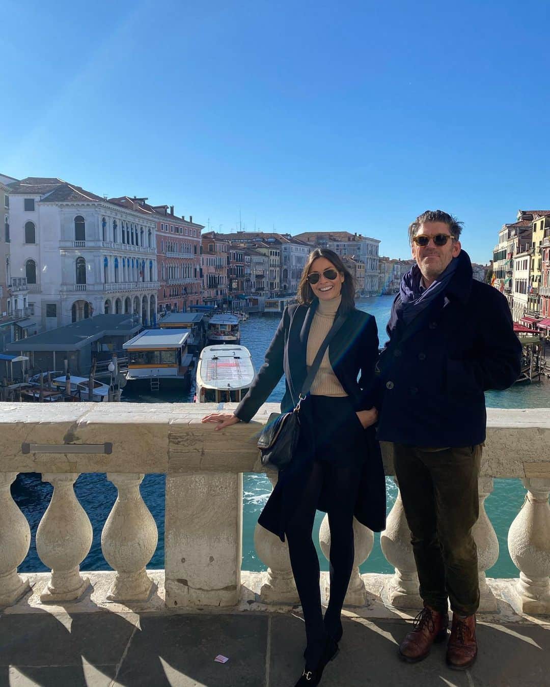 メラニー・サイクスさんのインスタグラム写真 - (メラニー・サイクスInstagram)「My #tbt is me and @russell_norman on the Rialto Bridge in Venice. For my interview with him and some of his Venetian winter recipes go to @thefrank_mag on the link tree in my bio #venice #rialtobridge 💙 #myheartbelongstovenice have a wonderful day all x #frankbyname #thefrankmagazine」12月17日 17時55分 - msmelaniesykes