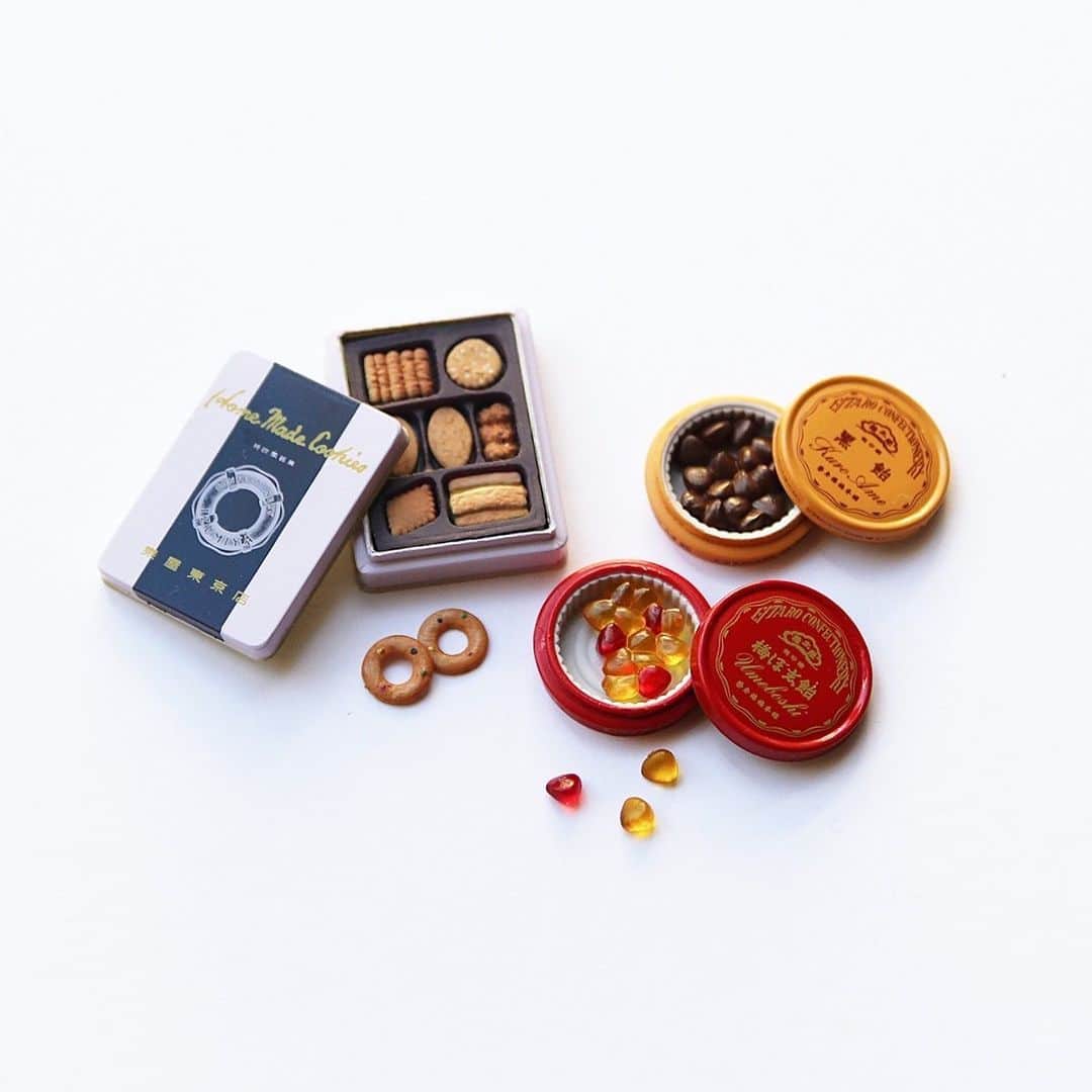 haconiwa / 箱庭さんのインスタグラム写真 - (haconiwa / 箱庭Instagram)「あの伝統銘菓がミニチュアに！﻿ スペシャルクッキーズや梅ぼ志飴など、思わず本物の手土産と一緒に贈りたくなる「銘菓 ミニチュアコレクション」。﻿ ﻿ 手のひらサイズがかわいい、銘菓ミニチュアフィギュアは全部で５種類。どれも本物そっくりで全て集めたくなってしまいます…！﻿ ﻿ 詳しくはhaconiwaサイト内「銘菓ミニチュア」で記事をチェックしてくださいね〜！﻿ ﻿ #銘菓#銘菓ミニチュア#ケンエレ#ミニチュア#カプセルトイ﻿」12月17日 18時00分 - haconiwa_mag