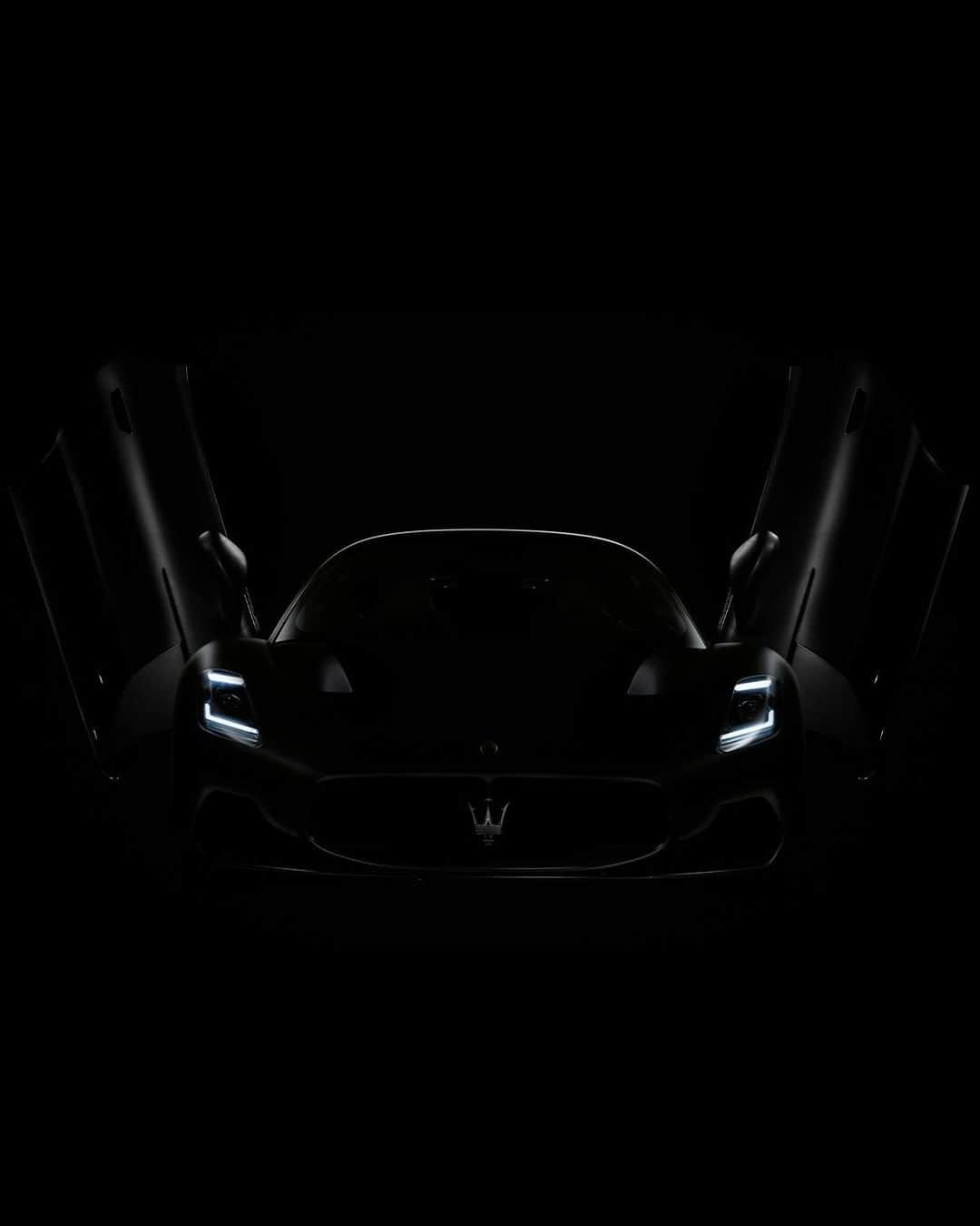 Maserati Japan | マセラティ ジャパンのインスタグラム：「More than just a sleek way in.  Maserati MC20 butterfly doors are a functional design statement from every perspective.  MC20. The First of its Kind.  https://www.maserati.com/jp/ja/models/mc20 #MaseratiMC20  #Maserati」