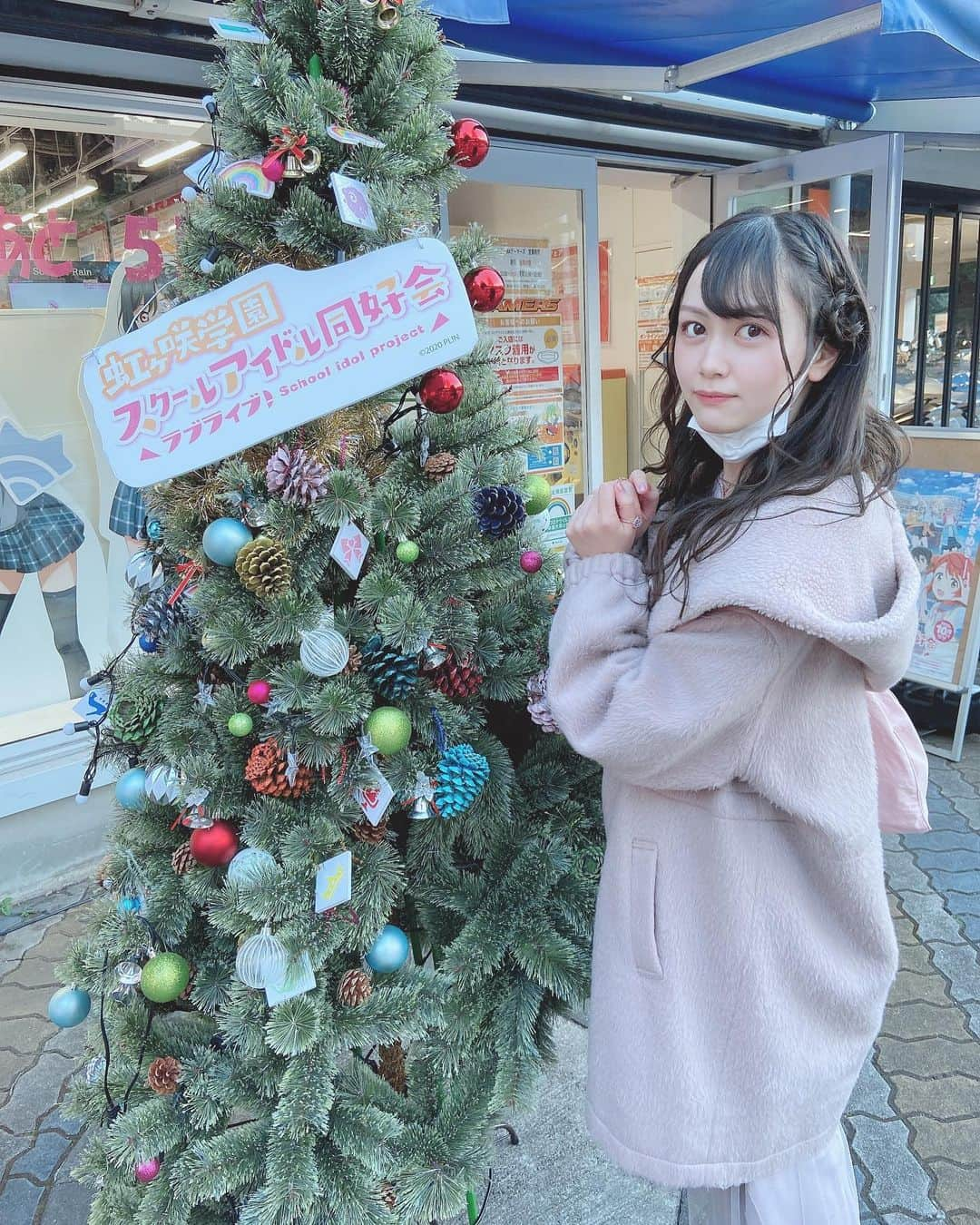 大川莉央のインスタグラム：「﻿ お台場楽しすぎたからいっぱい投稿しちゃう！  かわいいクリスマスツリー🎄🐑﻿ ニジガクは3年生が本当に大好き🥺アニメ観てても常に3年生を目で追っちゃう🥺💚💜💙﻿ ニットの右肩のリボン取れてる😂  #ラブライブ #虹ヶ咲学園スクールアイドル同好会 #ニジガク #エマヴェルデ #近江彼方 #朝香果林」