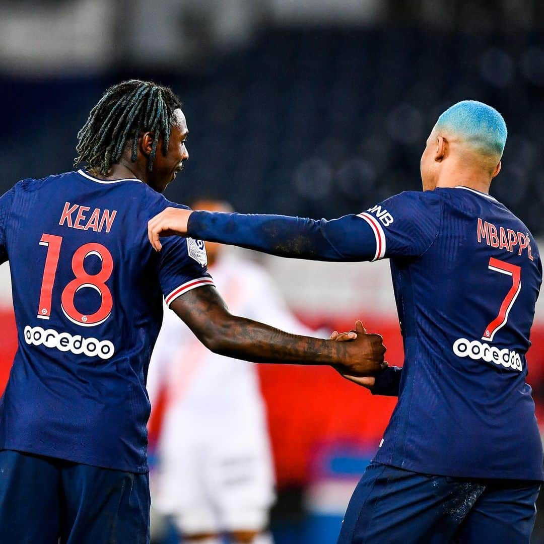 パリ・サンジェルマンFCさんのインスタグラム写真 - (パリ・サンジェルマンFCInstagram)「@moise_kean 🤝 @k.mbappe  . ❤️ #WeAreParis 💙 . #MoiseKean #KylianMbappé #Kean #Mbappé #ICICESTPARIS #AllezParis #PSG #ParisSaintGermain #Paris #Football」12月17日 18時01分 - psg