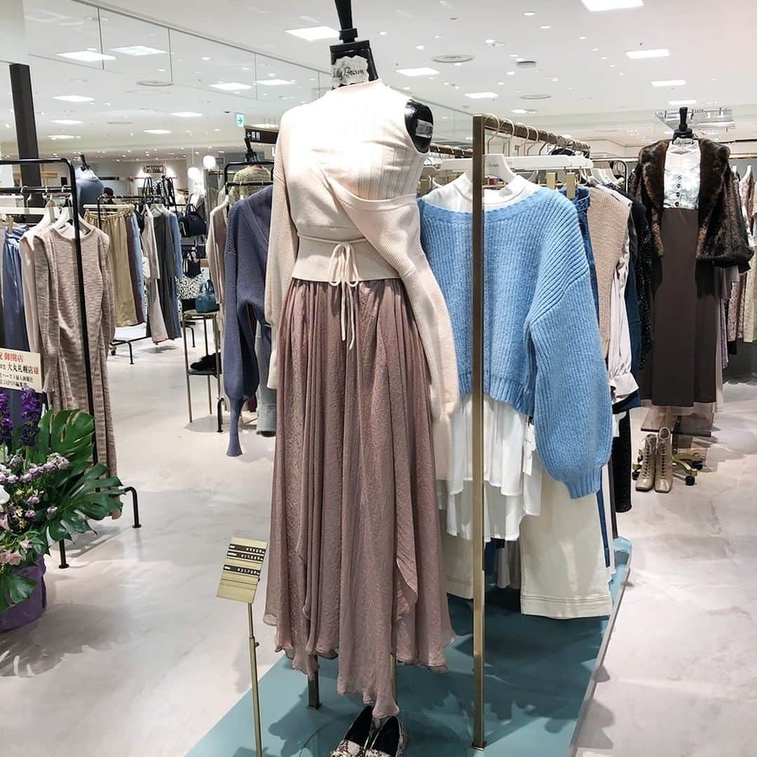 daimarusapporoさんのインスタグラム写真 - (daimarusapporoInstagram)「【個性あふれるファッションアイテム✨】  先日、3階に〈リリーブラウン〉がオープンいたしました。  〈リリーブラウン〉は海外のヴィンテージアイテムから着想した『Vintage feature dress』をコンセプトに、ヴィンテージから伝わる手のぬくもりや独創的なデザインを現代のファッションに落とし込んだリアルクローゼットを提案しています。  ぜひご覧下さい❤  #リリーブラウン #ファッション #大丸札幌」12月17日 18時01分 - daimarusapporo