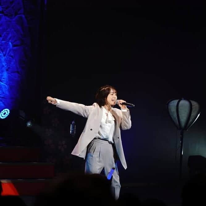 伊藤美来さんのインスタグラム写真 - (伊藤美来Instagram)「「京 Premium Live -2020-」12月13日の昼公演にお越しいただいた皆さん、ありがとうございました。  久々に皆さんの前でのLIVEステージ、伊藤さんもすごく楽しそうでした。皆さんの楽しんでくれている笑顔が美来ちゃんのパワーとなりました。タンバリンと拍手での応援、そして「one's heart」のサビではたくさんのハートを作ってくれてありがとうございました。  この日ステージで披露した5曲はすべて12/23発売の3rdアルバム「Rhythmic Flavor」に収録しています。 アルバムの発売を楽しみに待っていてくださいね。  #伊藤美来 #京Premium #京都 #RhythmicFlavor #NC龍神」12月17日 18時02分 - itomiku_official