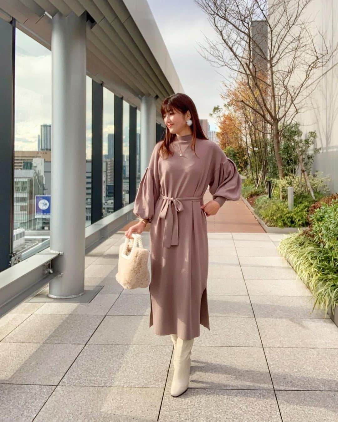のインスタグラム：「🍀*゜  昨日は1つお仕事が終わりました。 定期的に銀座に通っていたので 寂しいな😶💔 歳を重ねたせいか銀座の街が 何だか落ち着きます🍀*゜ でも、さすが師走❗凄い人だったꐕ ꐕ ꐕ  🅲🅾🅾🆁🅳🅸🅽🅰🆃🅴  お友達にポワ〜ン袖を褒めて貰えた @grl_official のワンピース👗 その場でサイト見たら sold outになってた😂 人気商品は早い者勝ちだね💕 ブーツも履きやすいのでイロチ検討中🤔  @grl_official  ／ワンピース(mb1161) ／ブーツ(品番zr699)  bag ／@zara   . 今日もお疲れ様でした🐰💭💞  . #grl #グレイル #プチプラコーデ #プチプラ高見えコーデ #高見えコーデ #シンプルコーデ #シンプルファッション#きれいめコーデ #きれいめファッション #ワンピース#ワンピースコーデ #ニットワンピース #今日のコーデ #プチプラ#大人カジュアル#きれいめカジュアル#アラフォーコーデ #ロングブーツ#通販#ポートレート #銀座#銀座シックス #レディワーカーootd #おしゃれさんと繋がりたい #お洒落さんと繋がりたい ✩ ⋆ ✩ ⋆ ✩ ⋆ ✩ ⋆ ✩﻿ ⋆ ✩ ⋆ ✩﻿ 見て下さった方(*´︶`*)♡Thanks!💜」