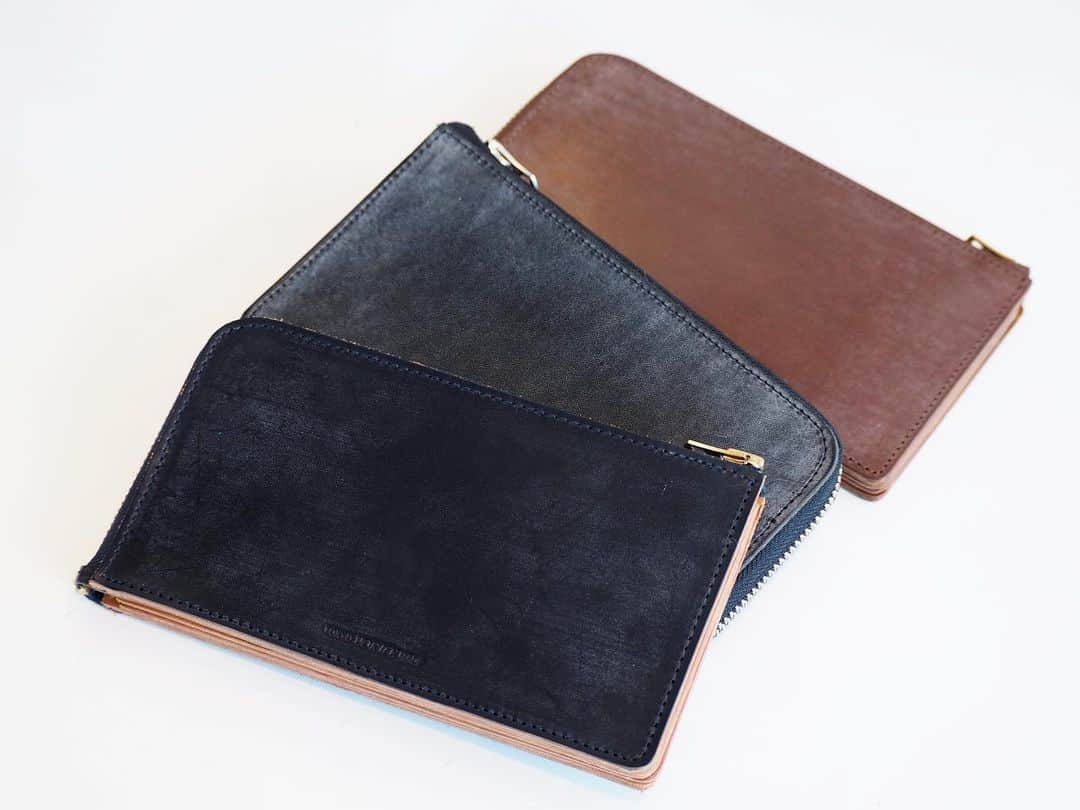 B JIRUSHI YOSHIDAのインスタグラム：「【RECOMMEND ITEM】 〈KAPTAIN SUNSHINE × PORTER〉LONG WALLET ・ アコーディオンの構造に着目した、多数の収納部を備えたKAPTAIN SUNSHINEのレザーウォレットをご紹介致します。 ・ 肉厚なブライドルレザーを使用したこのウォレットは使い込むほどに深まる味わいが魅力。 ・ 色によって産地の異なるレザーを用いており、ネイビーは英国産のブライドルレザー、ブラウン、ブラックの2色はイタリア産のブライドルレザーを使用しています。 ・ 内装はアコーディオン型の仕組みで、大きく開く事ができます。クラシックなそのデザインは大人の装いとの相性が抜群です。 ・ COLOR:BLACK、BROWN、NAVY ¥35,000+TAX ・ #bjirushiyoshida #B印YOSHIDA #代官山 #daikanyama #TOKYO #BEAMS #ビームス #yoshidakaban #吉田カバン #ポーター  #porter #비지루시요시다 #도쿄 #다이칸야마 #빔스 #빔즈 #포터 #데일리룩 #백팩 #b印yoshidalineup #kaptainsunshine」