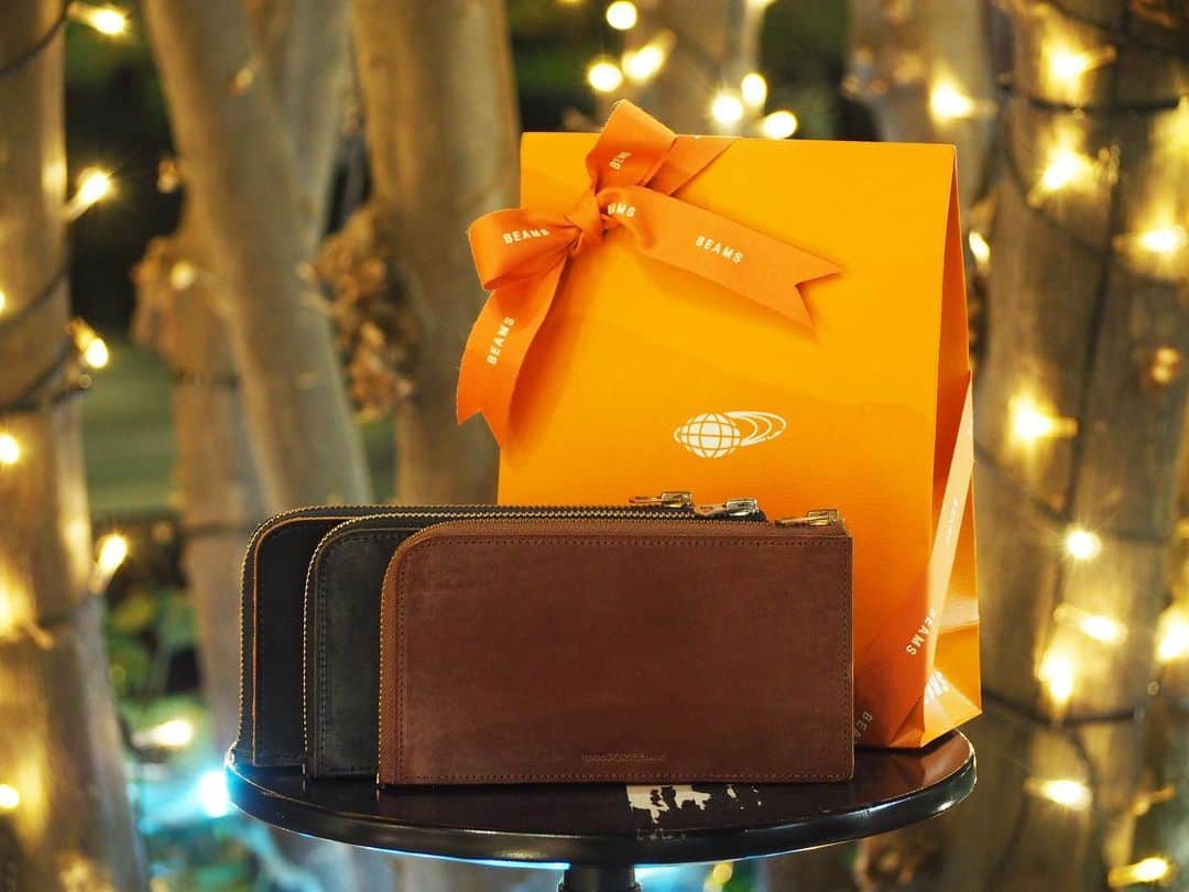 B JIRUSHI YOSHIDAのインスタグラム：「【RECOMMEND ITEM】 〈KAPTAIN SUNSHINE × PORTER〉LONG WALLET ・ アコーディオンの構造に着目した、多数の収納部を備えたKAPTAIN SUNSHINEのレザーウォレットをご紹介致します。 ・ 肉厚なブライドルレザーを使用したこのウォレットは使い込むほどに深まる味わいが魅力。 ・ 色によって産地の異なるレザーを用いており、ネイビーは英国産のブライドルレザー、ブラウン、ブラックの2色はイタリア産のブライドルレザーを使用しています。 ・ 内装はアコーディオン型の仕組みで、大きく開く事ができます。クラシックなそのデザインは大人の装いとの相性が抜群です。 ・ COLOR:BLACK、BROWN、NAVY ¥35,000+TAX ・ #bjirushiyoshida #B印YOSHIDA #代官山 #daikanyama #TOKYO #BEAMS #ビームス #yoshidakaban #吉田カバン #ポーター  #porter #비지루시요시다 #도쿄 #다이칸야마 #빔스 #빔즈 #포터 #데일리룩 #백팩 #b印yoshidalineup #kaptainsunshine」