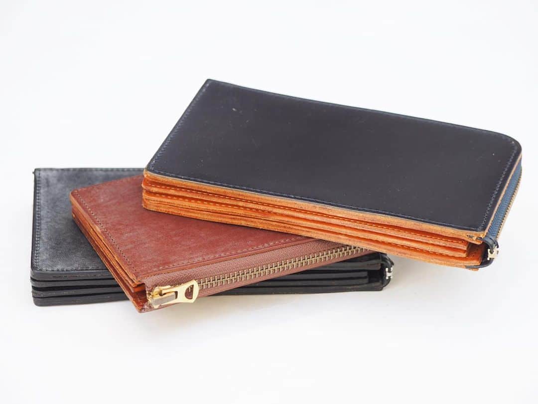 B JIRUSHI YOSHIDAのインスタグラム：「【RECOMMEND ITEM】 〈KAPTAIN SUNSHINE × PORTER〉LONG WALLET ・ アコーディオンの構造に着目した、多数の収納部を備えたKAPTAIN SUNSHINEのレザーウォレットをご紹介致します。 ・ 肉厚なブライドルレザーを使用したこのウォレットは使い込むほどに深まる味わいが魅力。 ・ 色によって産地の異なるレザーを用いており、ネイビーは英国産のブライドルレザー、ブラウン、ブラックの2色はイタリア産のブライドルレザーを使用しています。 ・ 内装はアコーディオン型の仕組みで、大きく開く事ができます。クラシックなそのデザインは大人の装いとの相性が抜群です。 ・ COLOR:BLACK、BROWN、NAVY ¥35,000+TAX ・ #bjirushiyoshida #B印YOSHIDA #代官山 #daikanyama #TOKYO #BEAMS #ビームス #yoshidakaban #吉田カバン #ポーター  #porter #비지루시요시다 #도쿄 #다이칸야마 #빔스 #빔즈 #포터 #데일리룩 #백팩 #b印yoshidalineup #kaptainsunshine」