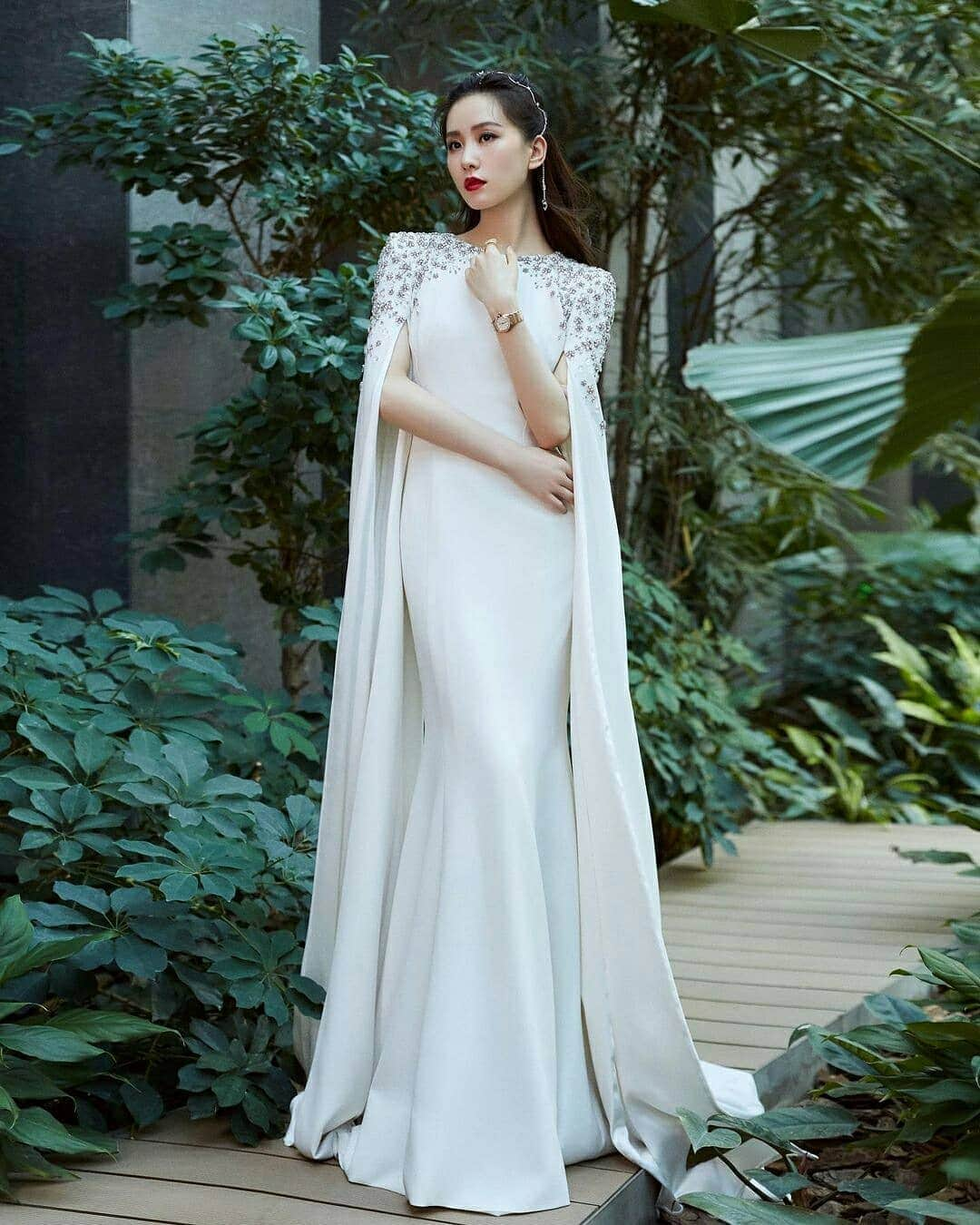 ジェニーパッカムさんのインスタグラム写真 - (ジェニーパッカムInstagram)「Liu Shishi #dressedinjenny wearing the Elspeth gown from the 2021 Bridal Collection.  ​ ​Elspeth will be available internationally in January.  ​ ​For further information on this style please contact enquiries@jennypackham.com」12月17日 18時16分 - jennypackham